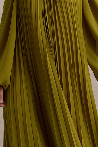Reyna | Vestido largo plisado en color oliva con capa trasera decorativa