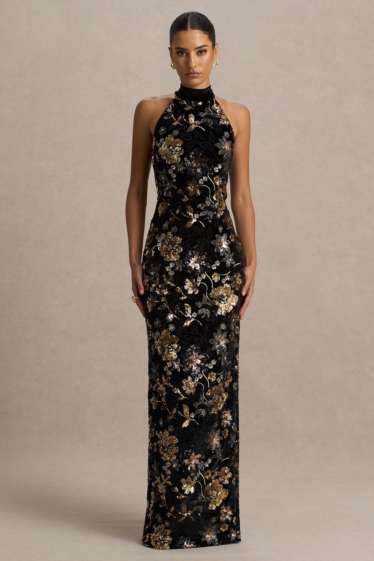 Tate | Vestido Largo de Terciopelo Negro con Escote Halter y Lentejuelas Florales en Bronce