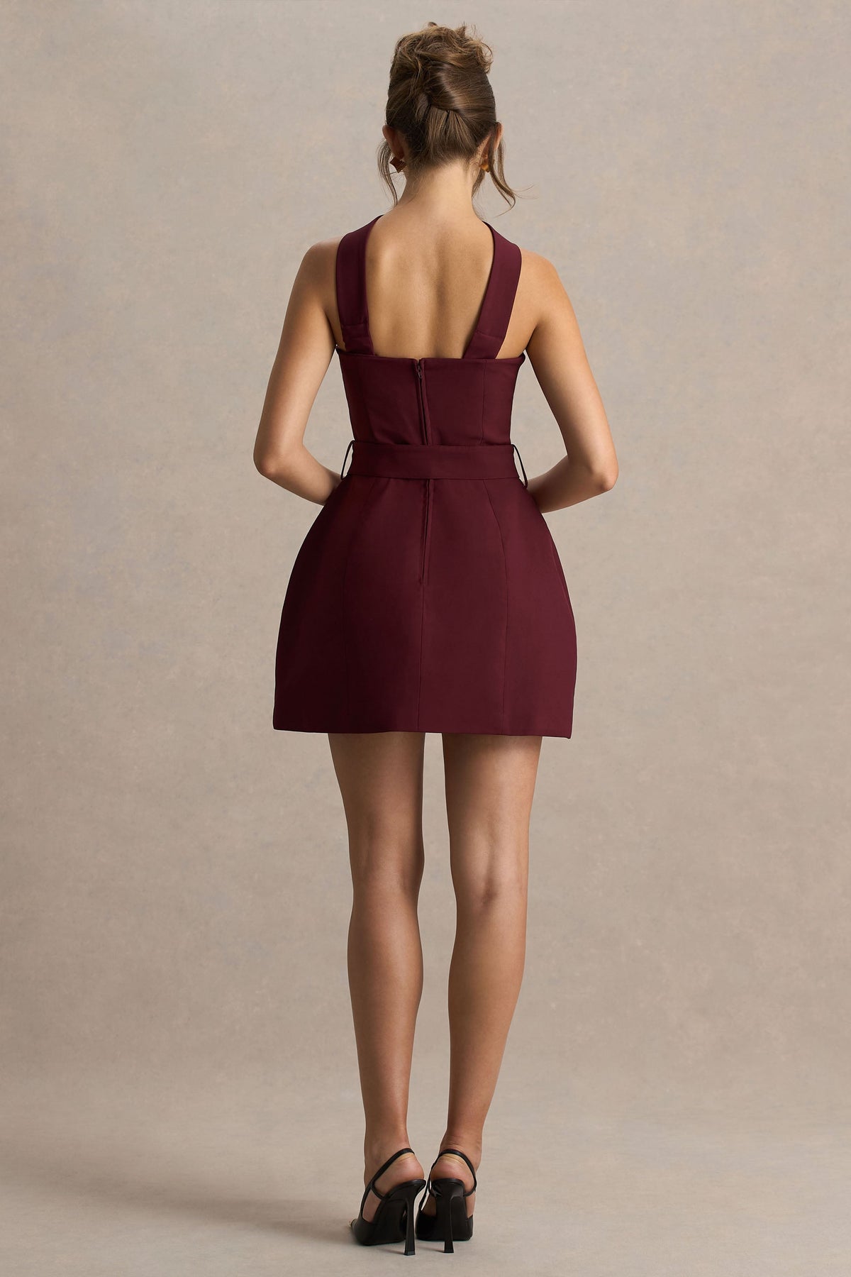 Timberly | Vestido corto en  burdeos de cuello alto y corte entallado