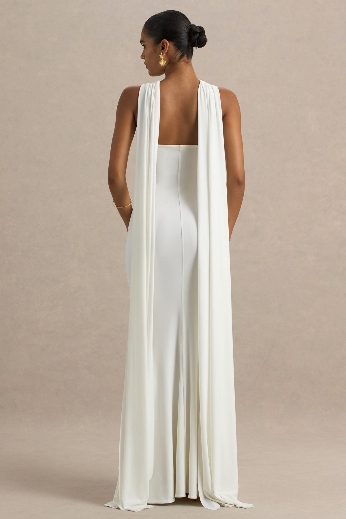 Rhoda | Vestido Largo Blanco con Cuello Halter Torcido y Capa