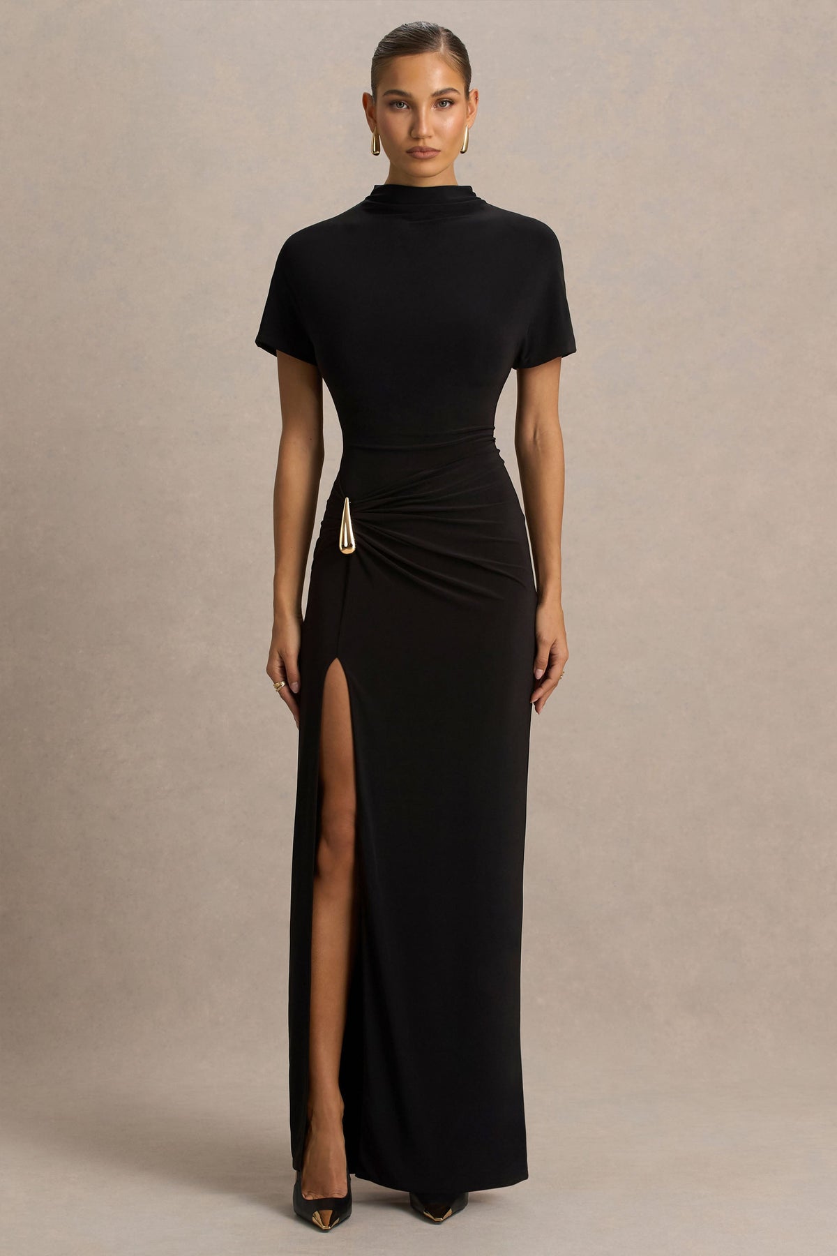 Arlena | Vestido Largo Negro con Escote Alto y Detalle Envolvente
