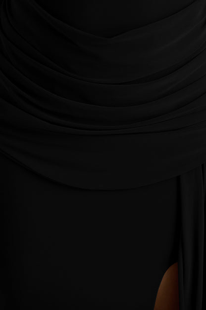 Dynasty | Vestido Largo Negro con Escote Asimétrico, Detalles Fruncidos y Abertura Alta Frontal