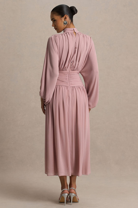 Annabel | Vestido midi rosa empolvado con cuello alto, cintura caída y detalles plisados