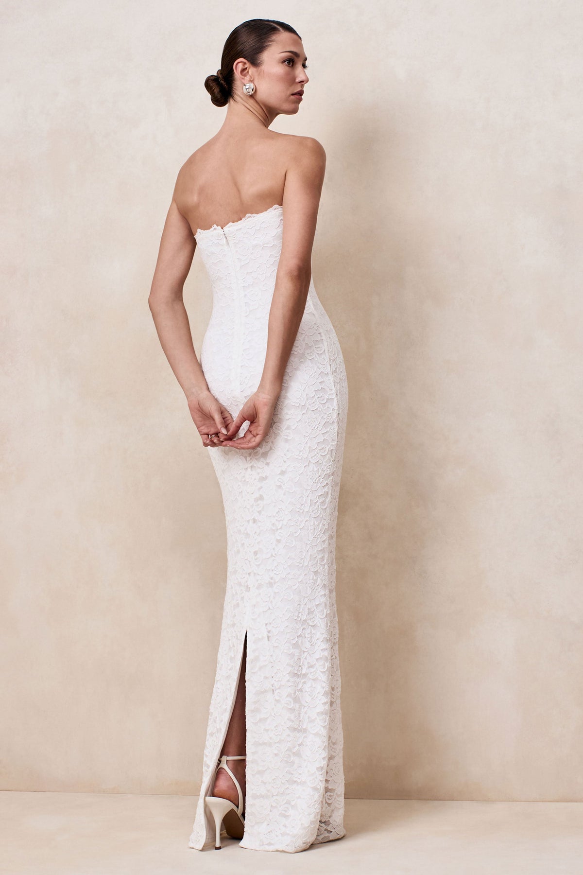 Massima | Vestido Largo Blanco De Encaje Premium Con Escote Bandeau [not translated] Y Detalle Pañuelo