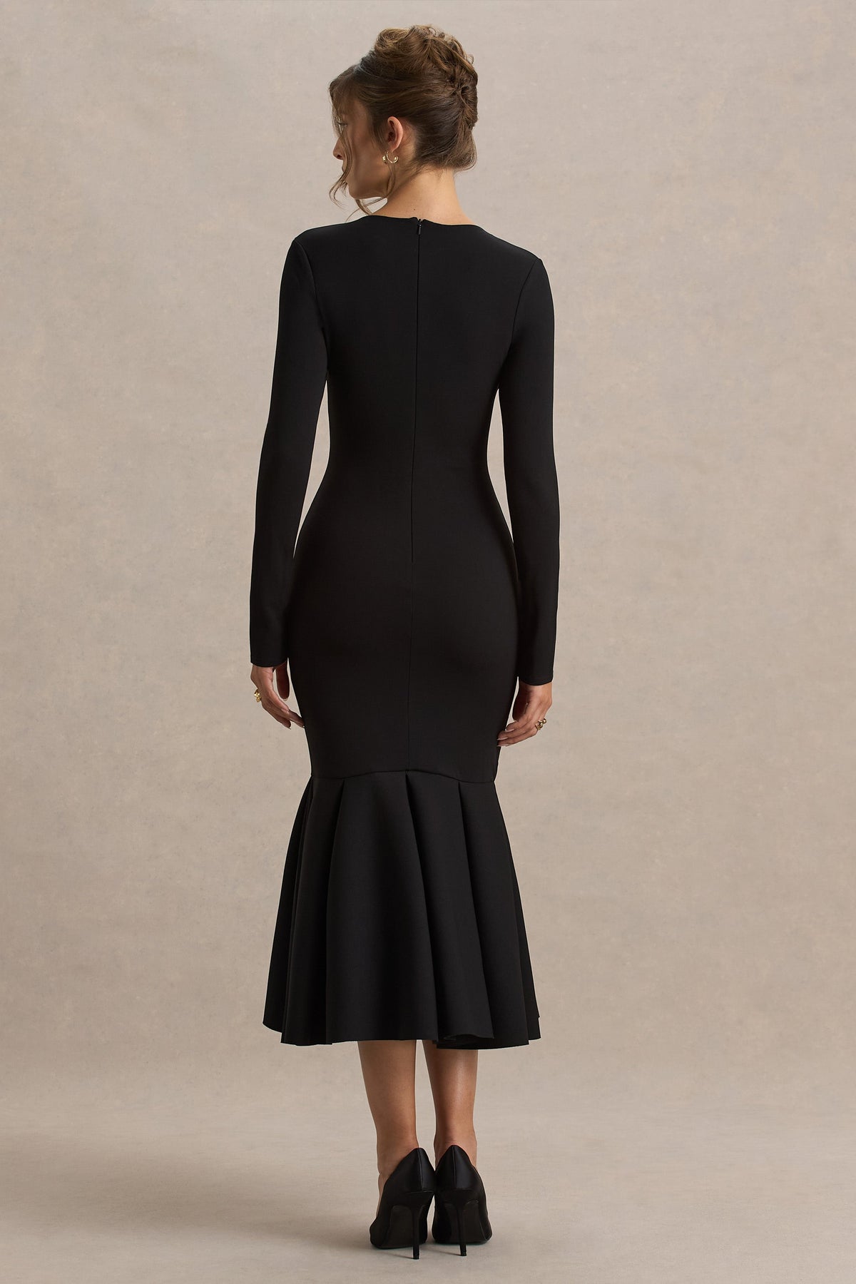 Liberty | Vestido midi negro con mangas largas y bajo con volante