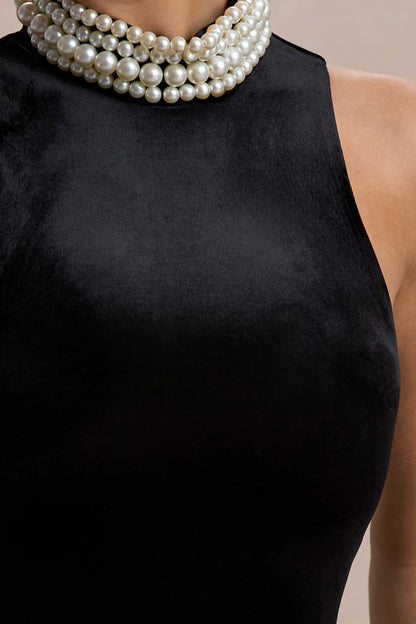 Audrine | Vestido largo de terciopelo negro y detalle de collar de perlas integrado