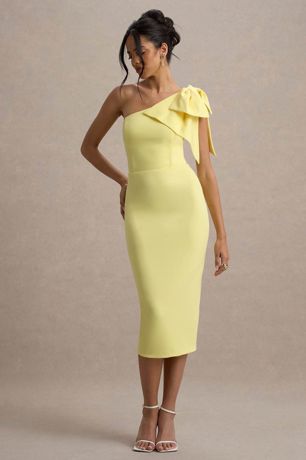 Ambretta | Vestido Midi entallado amarillo con detalle de lazo en el hombro