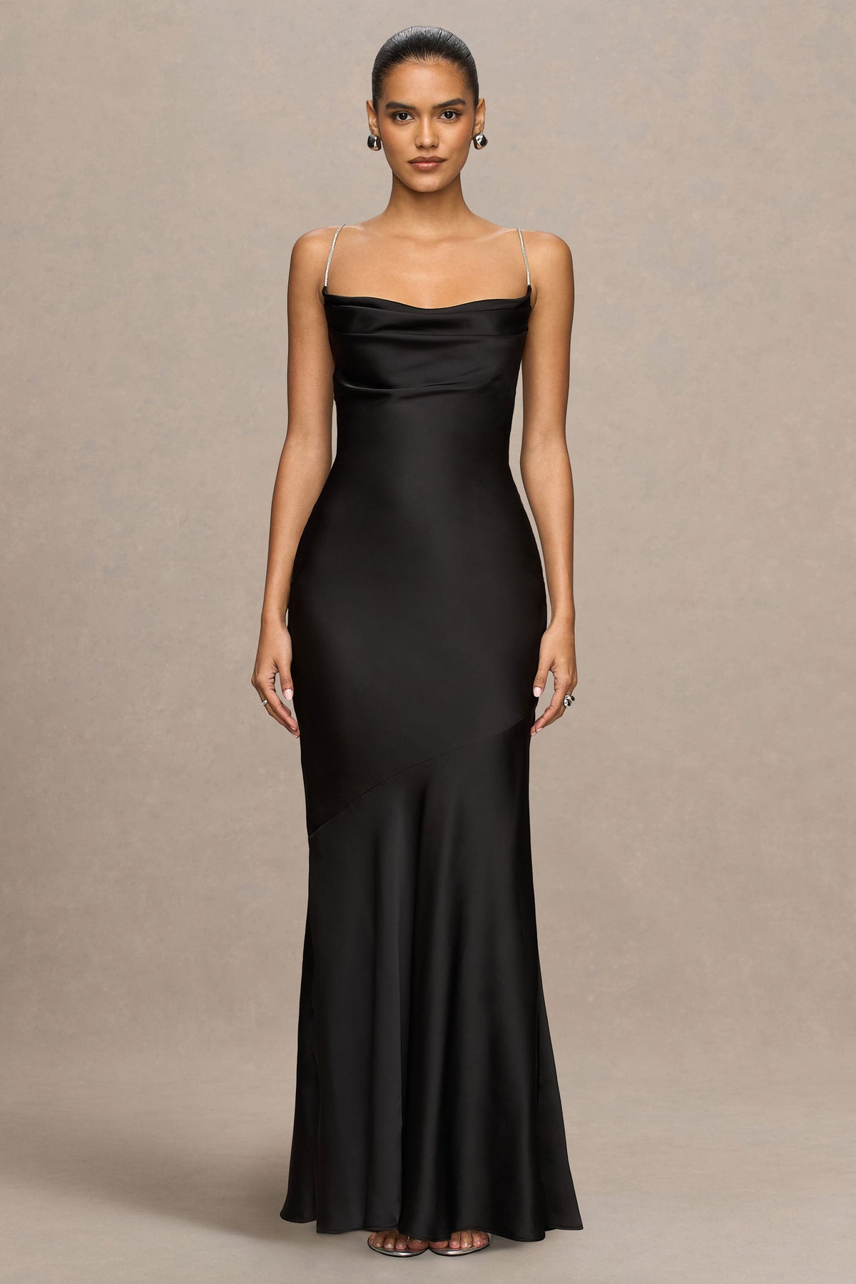 Maelia | Vestido largo de satén negro con escote drapeado y tirantes adornados