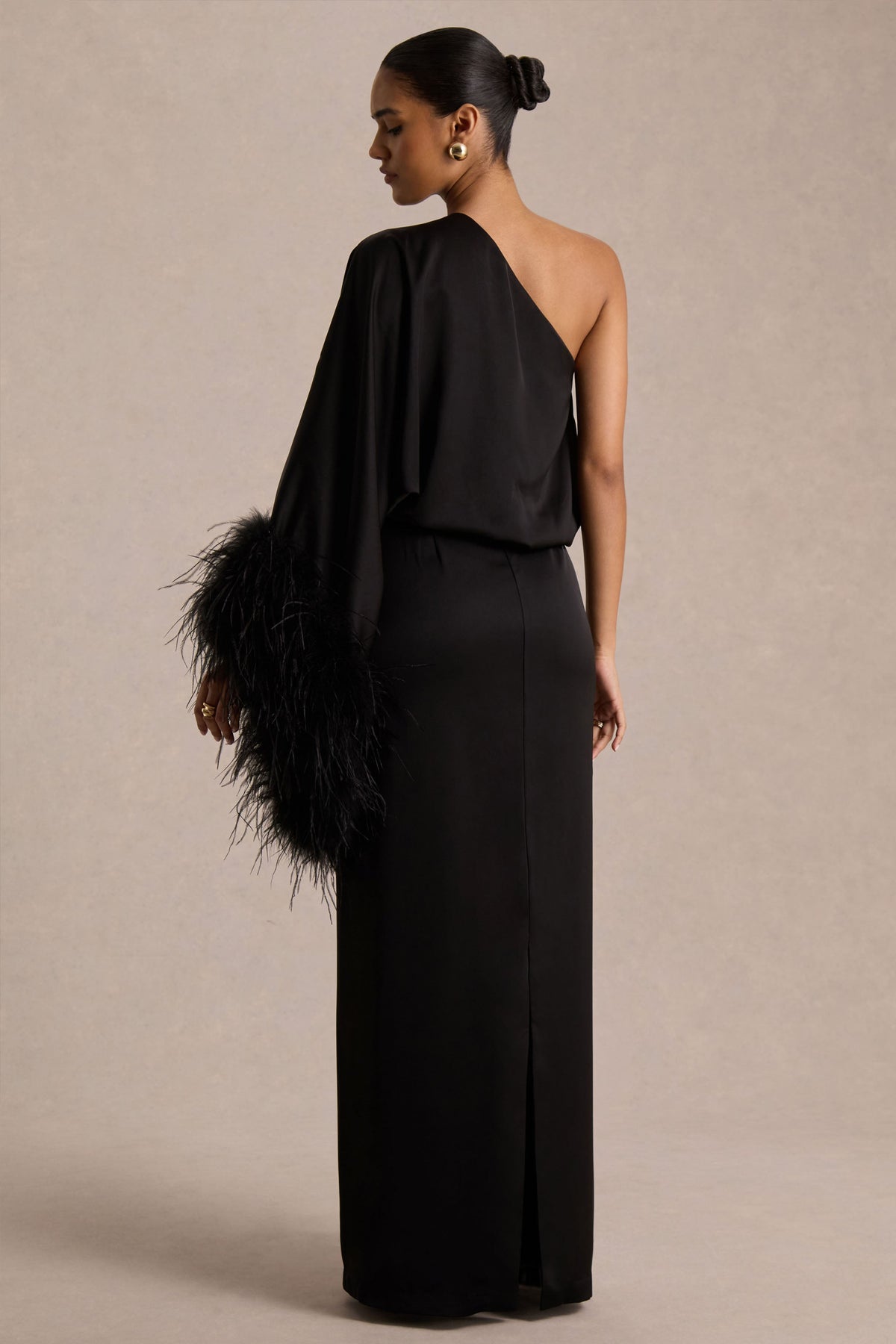 Felicity | Vestido Largo Negro de Satén con Escote Asimétrico, Plumas y Detalles Fruncidos