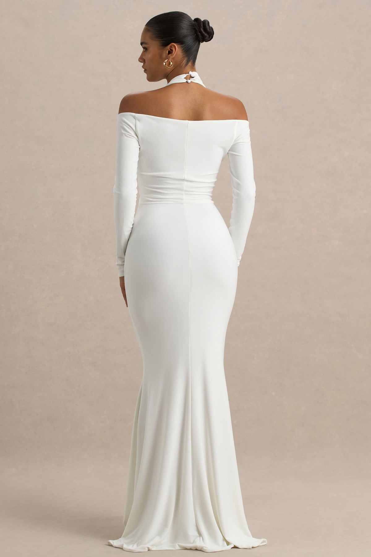 Living High | Vestido largo Blanco con Cuello Halter y Mangas Largas.