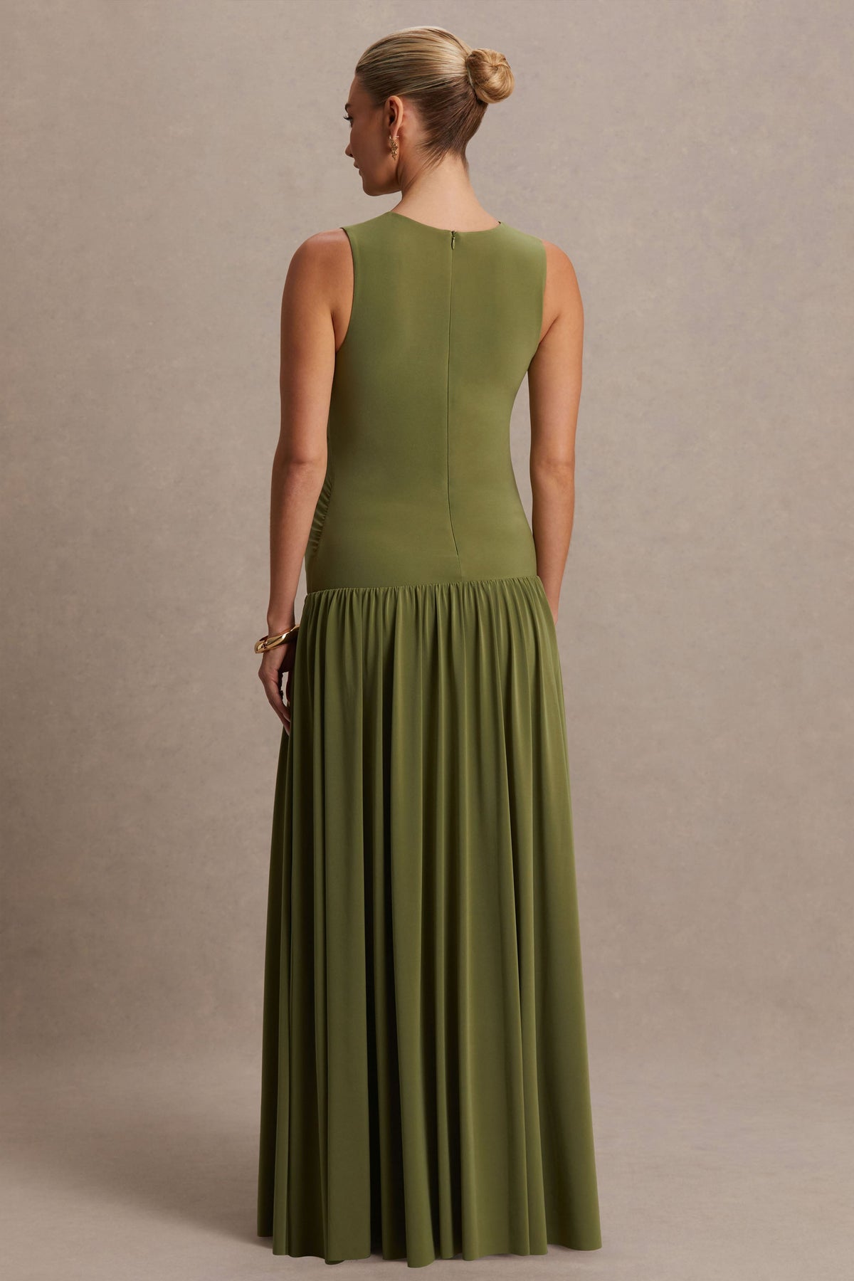 Outline | Vestido premamá largo color oliva con cuello alto y falda drapeada