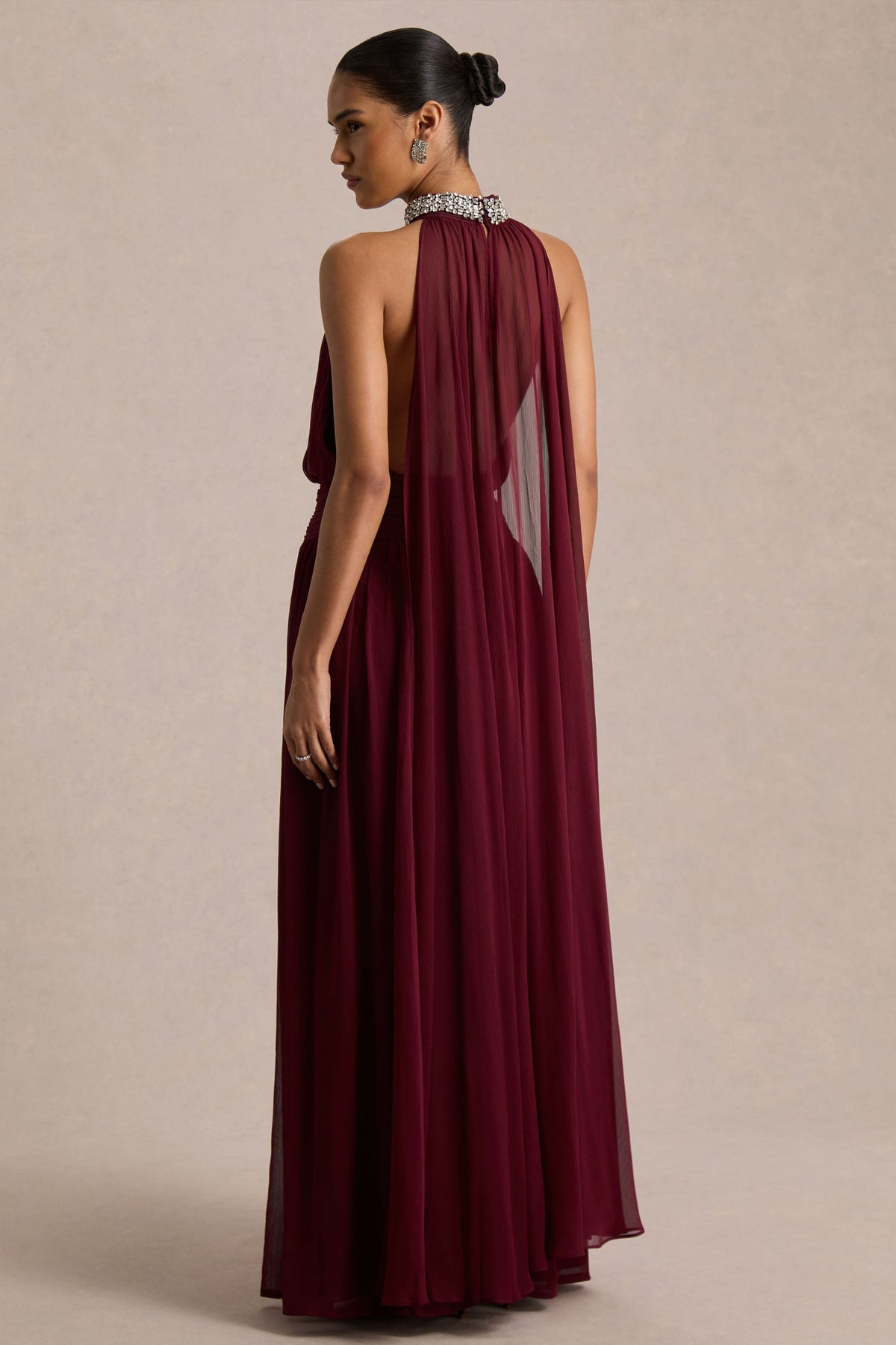Marie | Vestido largo burdeos con escote halter y detalles adornados