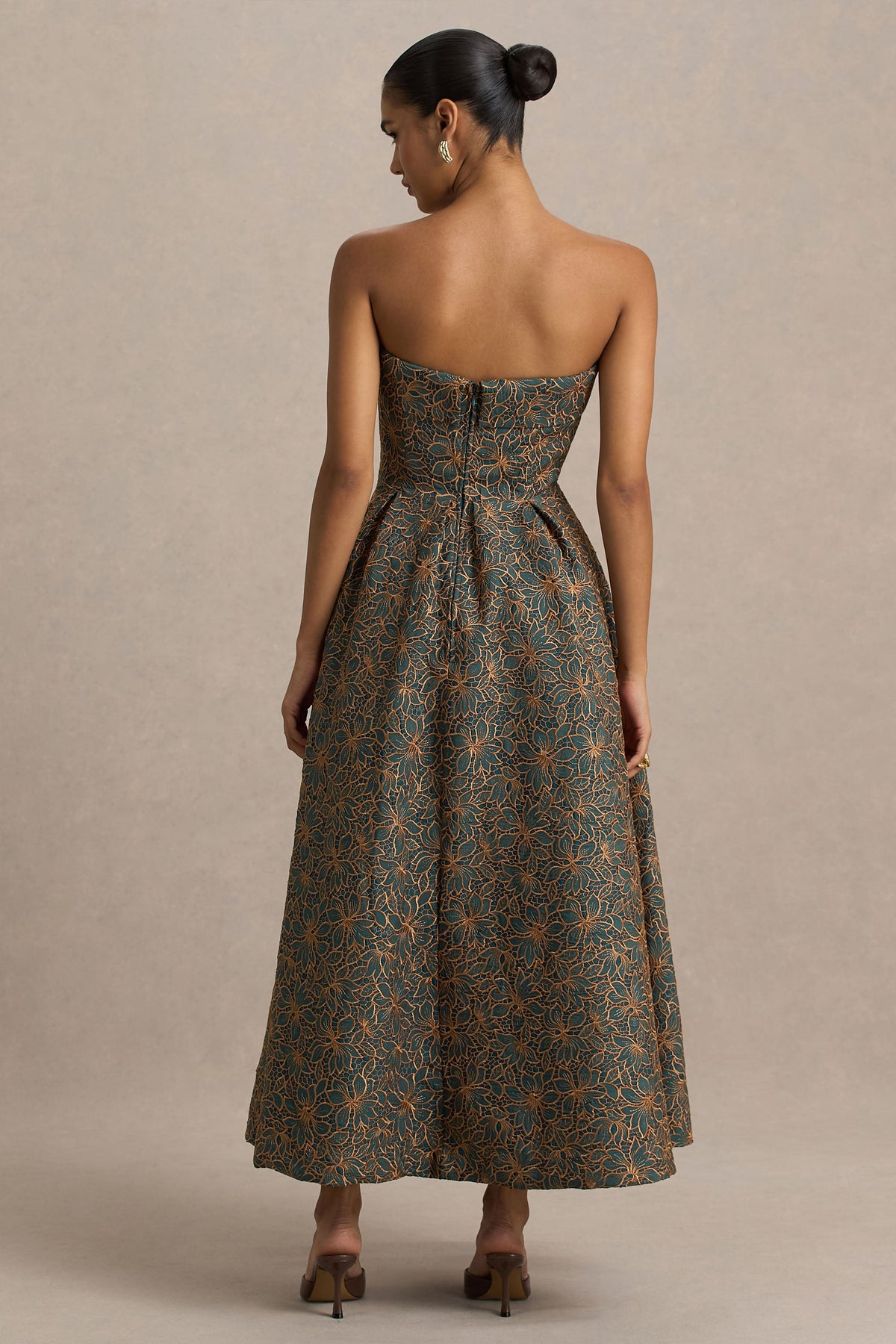 Loretta | Vestido midi bordado en verde oscuro y óxido con escote bandeau