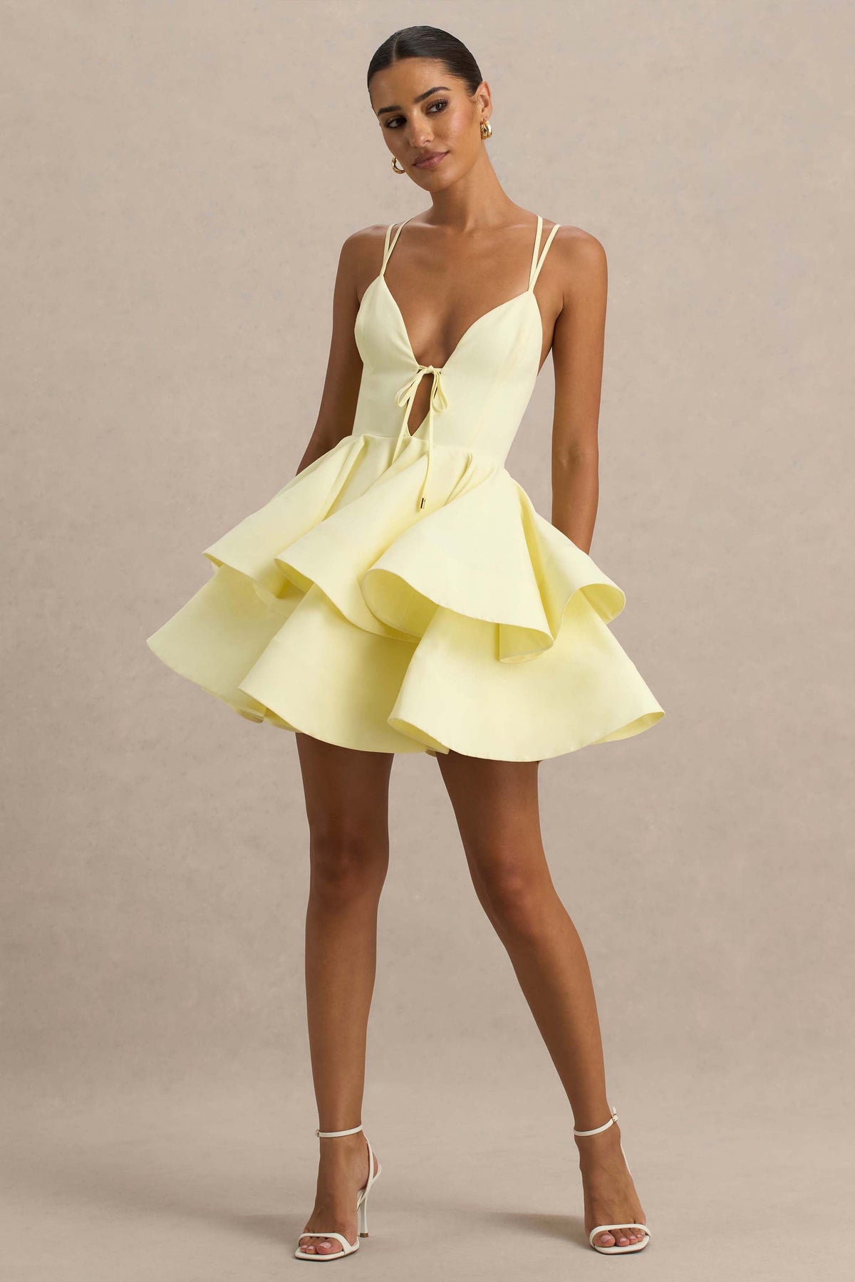 Flavia | Vestido corto amarillo con escote pronunciado y falda de volantes