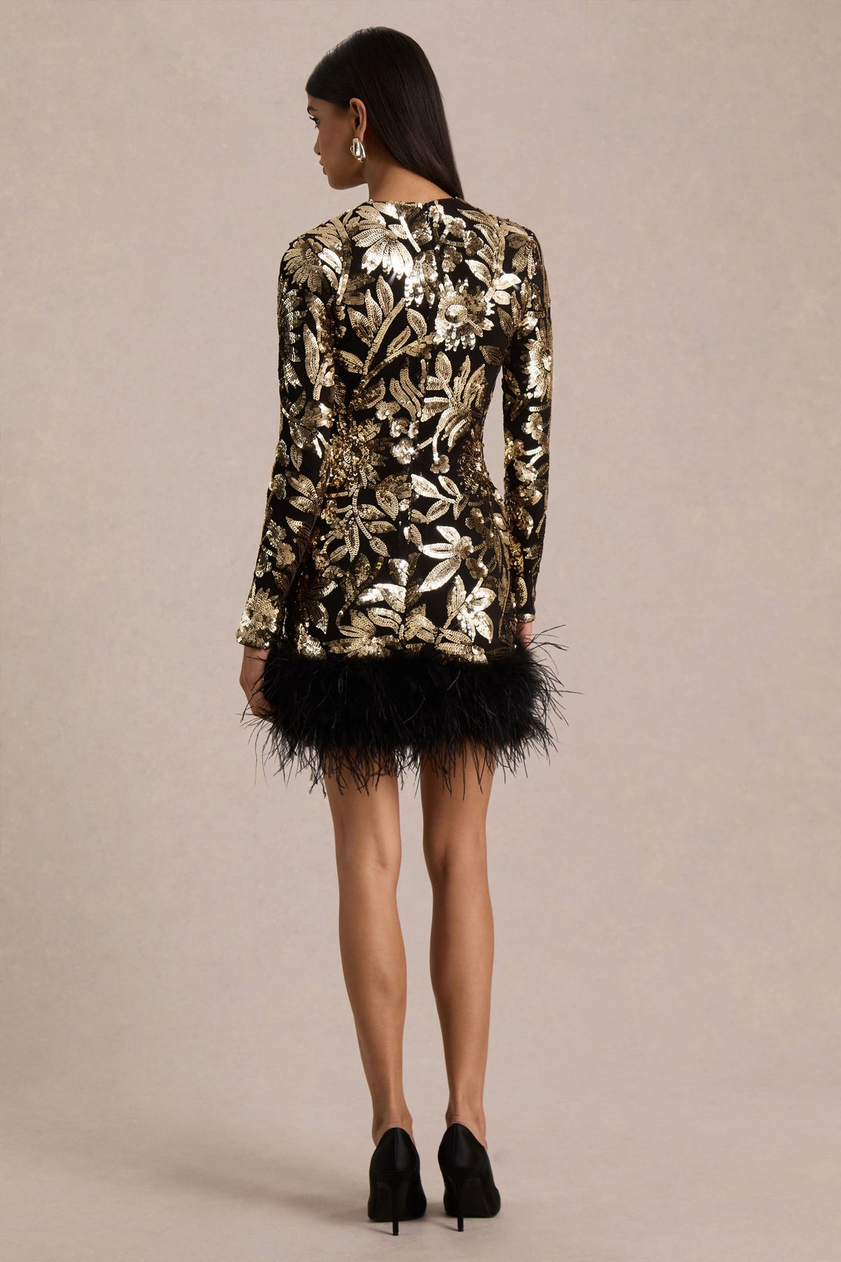 Lara | Vestido Corto de Lentejuelas en Negro y Dorado, Cuello Alto y Bajo con Plumas