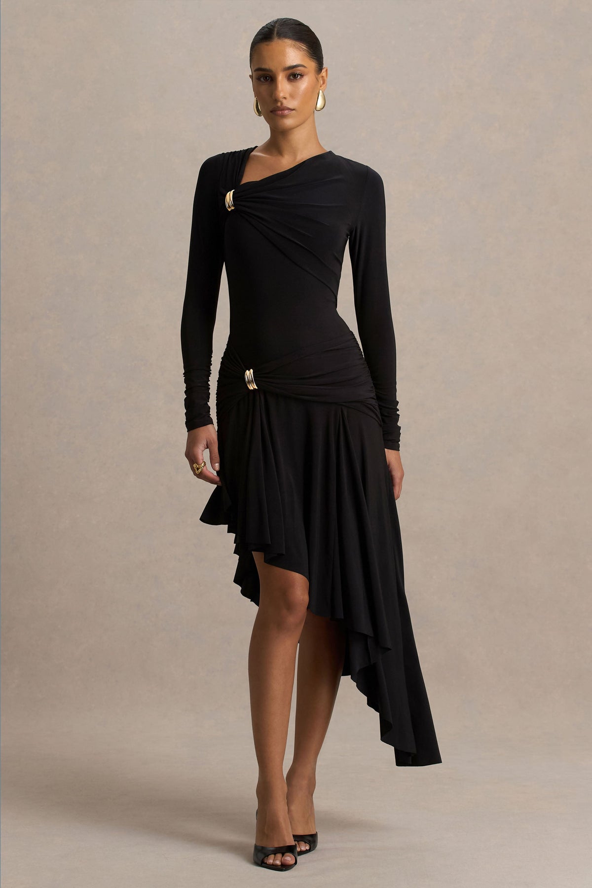 Alexia | Vestido Largo Negro De Escote Asimétrico Con Apliques y Detalle Fruncido