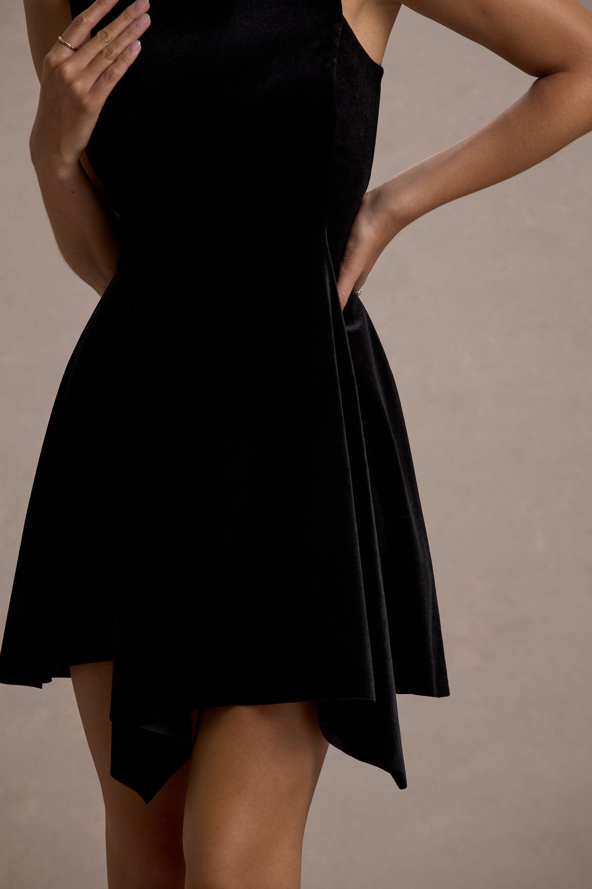 Baker | Vestido corto de Terciopelo Negro con Bajo Drapeado