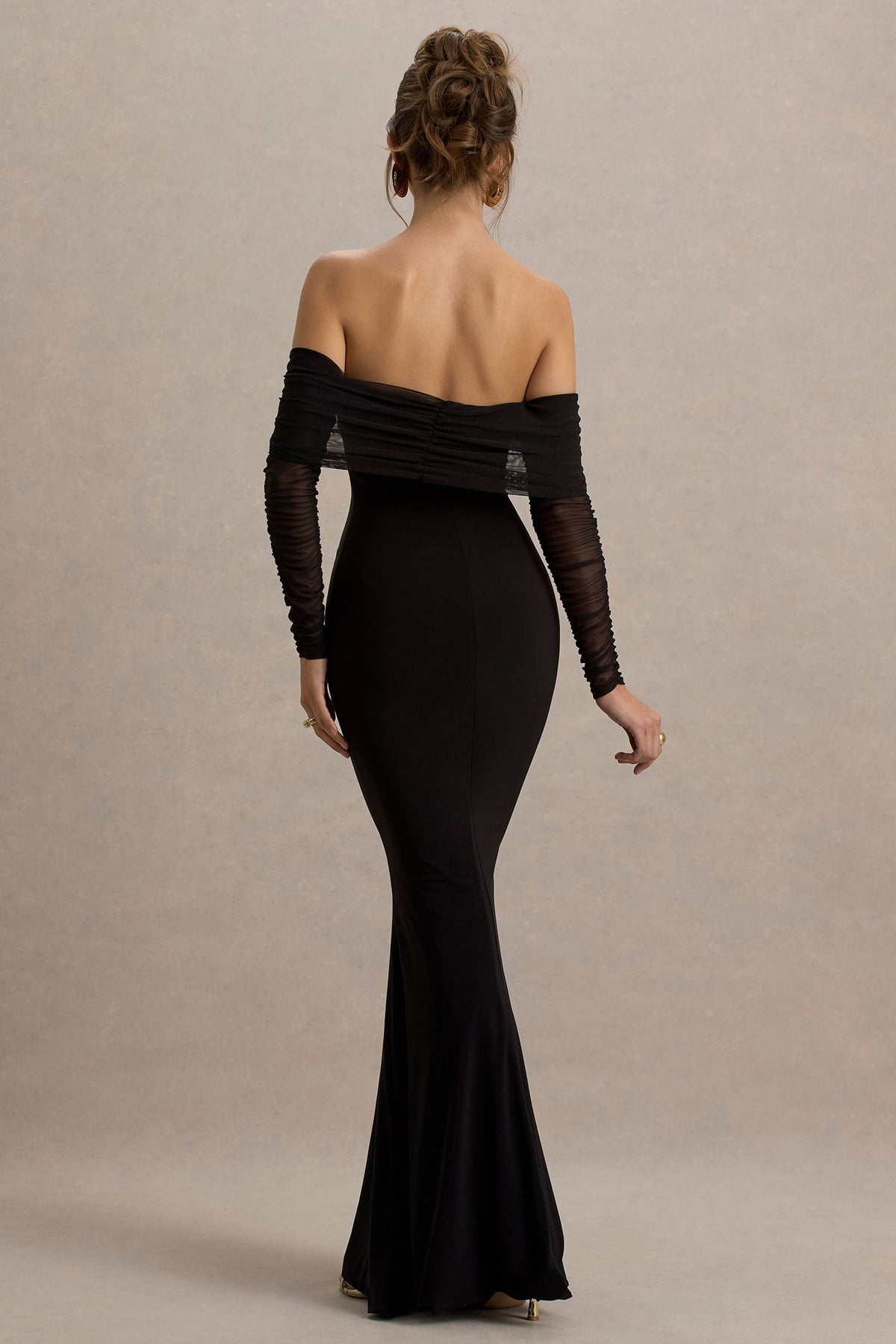 Madeleine | Vestido largo Negro  ajustado al cuerpo con mangas largas de malla y escote bardot