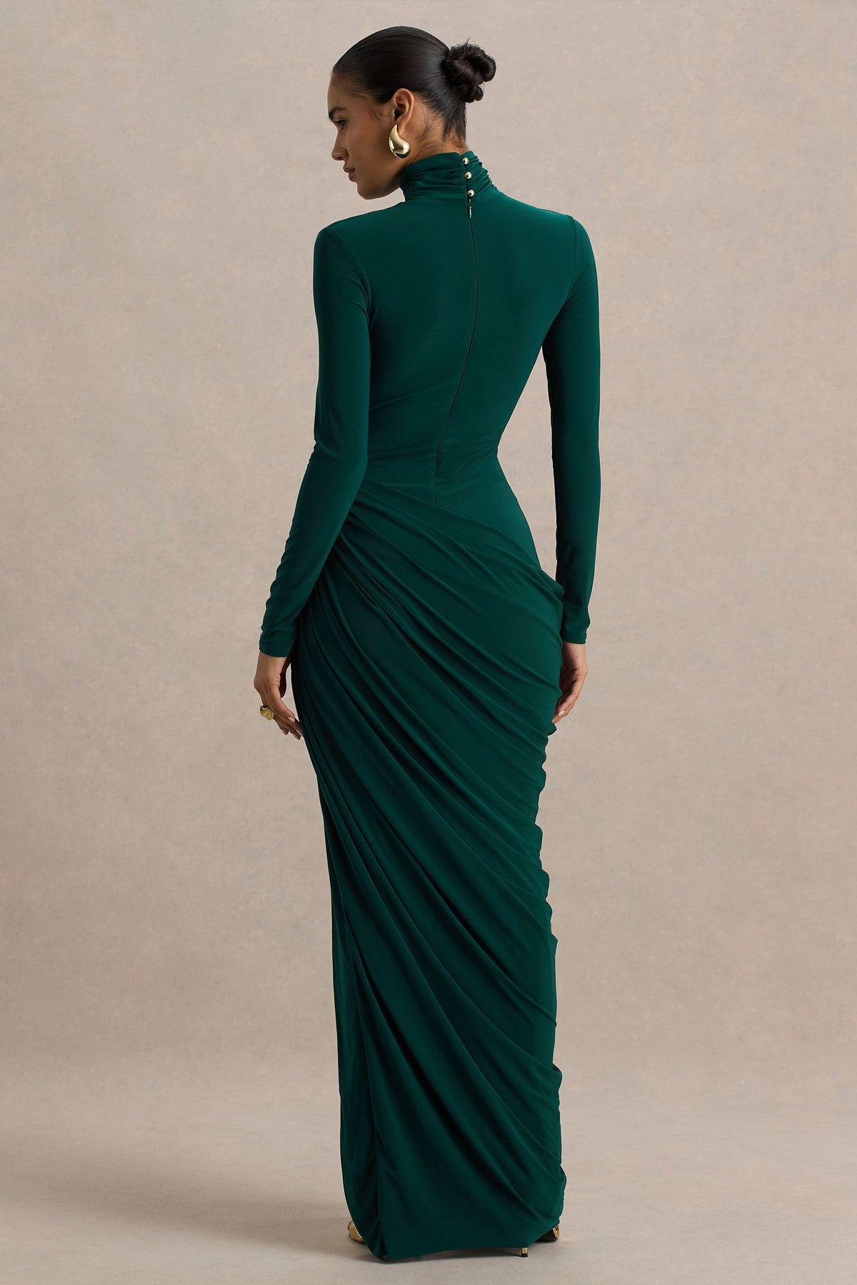 Betsy | Vestido Largo De Cuello Alto En Verde Botella Con Abertura Frontal y Detalle Fruncido