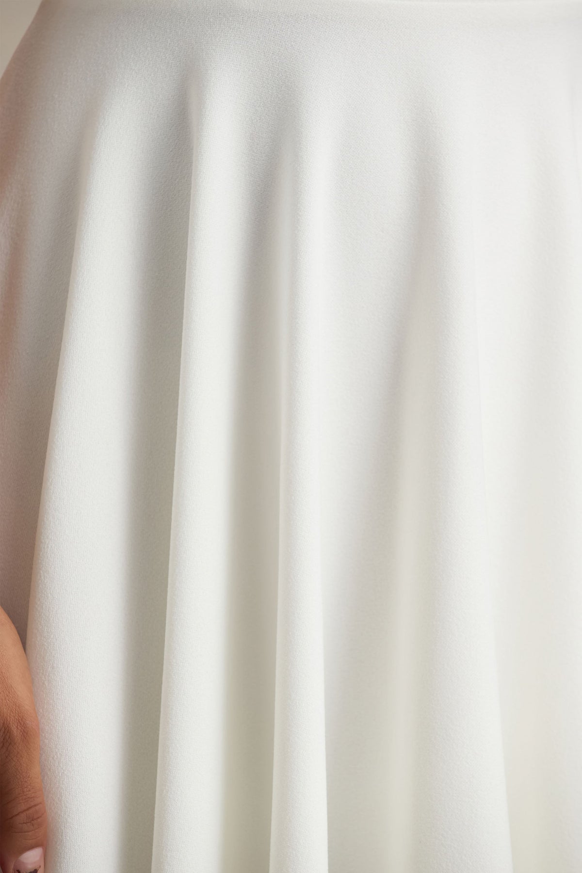 Vicky | Vestido midi blanco con mangas abullonadas y falda con volumen