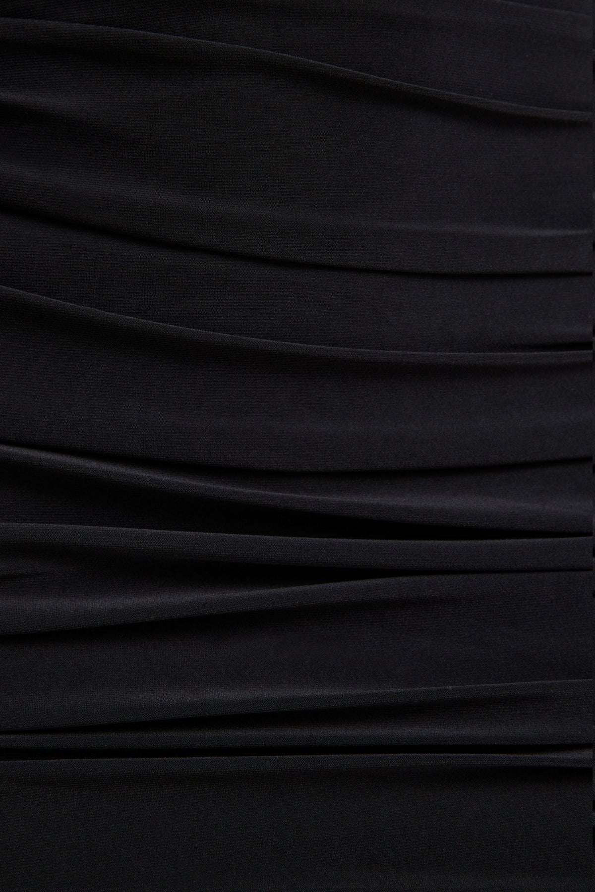 Yara | Vestido midi negro con capa asimétrico y con frunces
