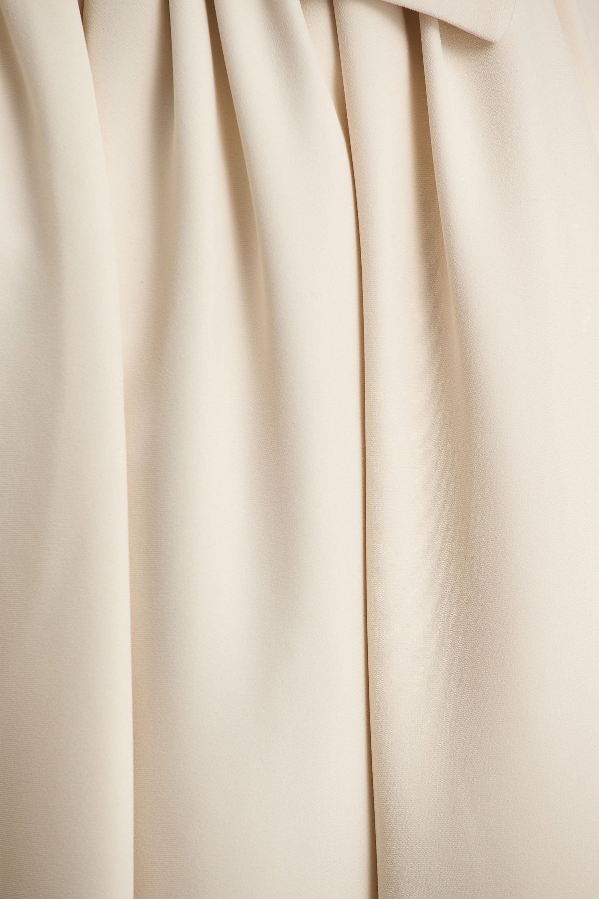 Candice | Vestido Midi en Crema con Escote Bandeau y Lazo en la Espalda