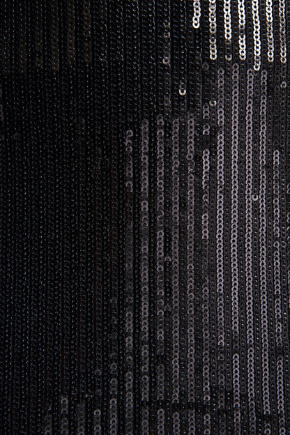 Cosmic Star | Vestido Largo Negro de Lentejuelas con Cuello Alto y Puños de Plumas