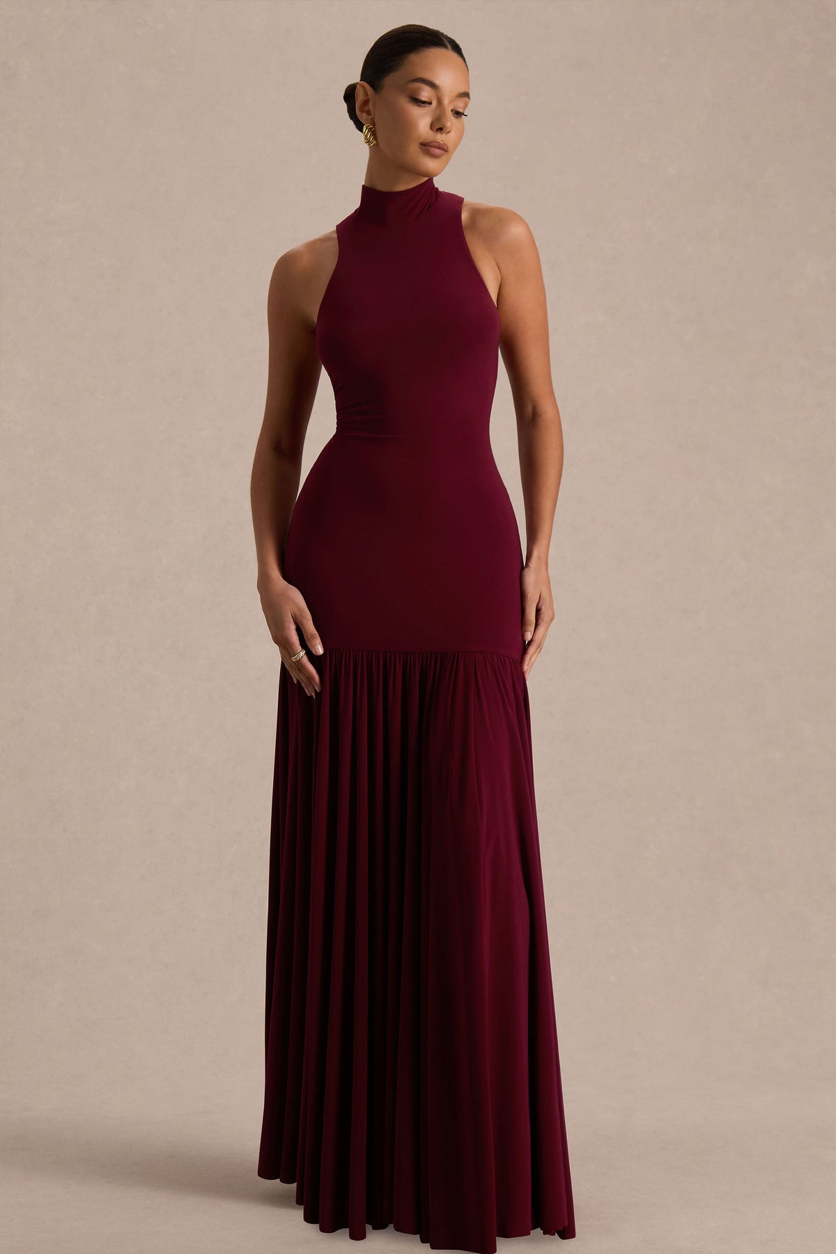 Tasmin | Vestido Largo color Burdeos con Cuello Alto y Cintura Caída