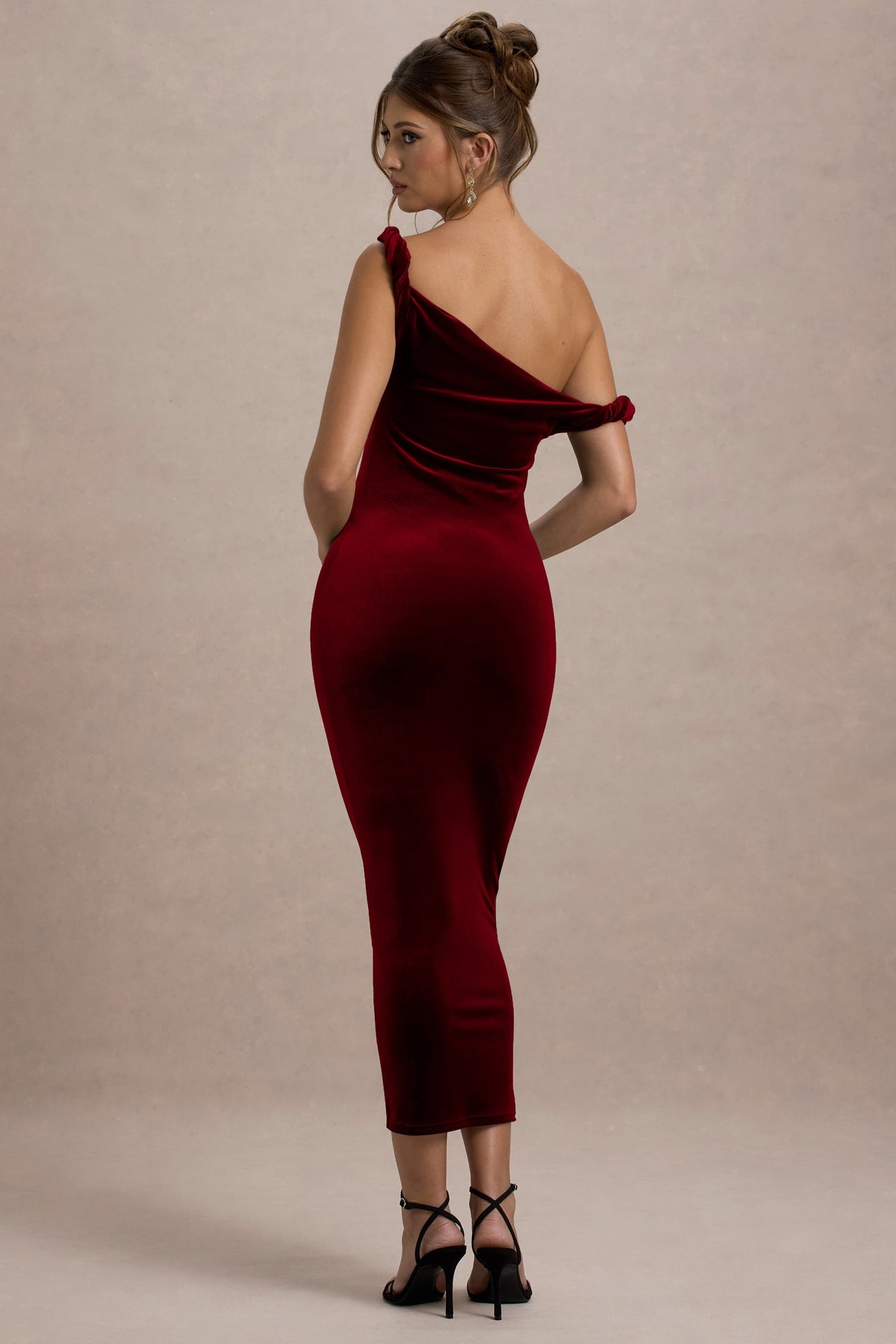 Carella | Vestido Midi Asimétrico Retorcido de Terciopelo en color burdeos