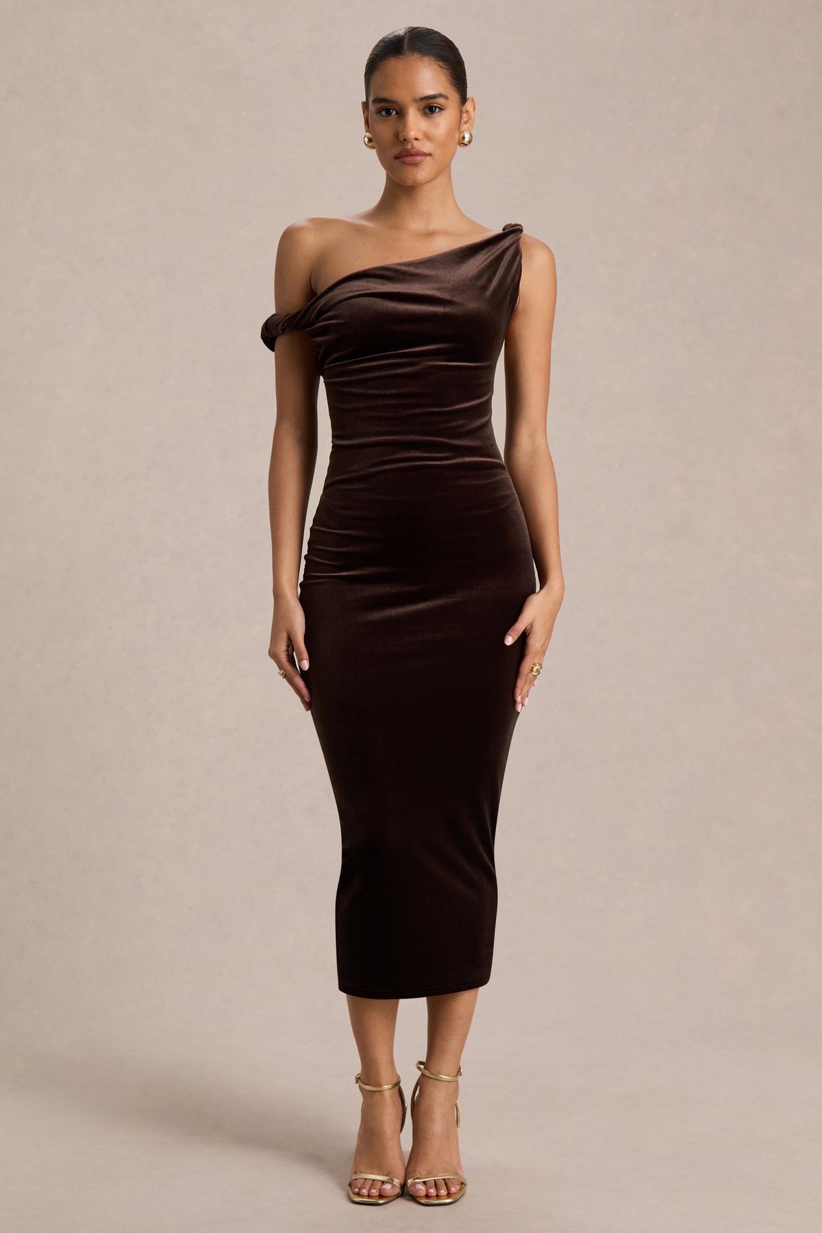 Carella | Vestido Midi Asimétrico de Terciopelo Marrón con Retorcido