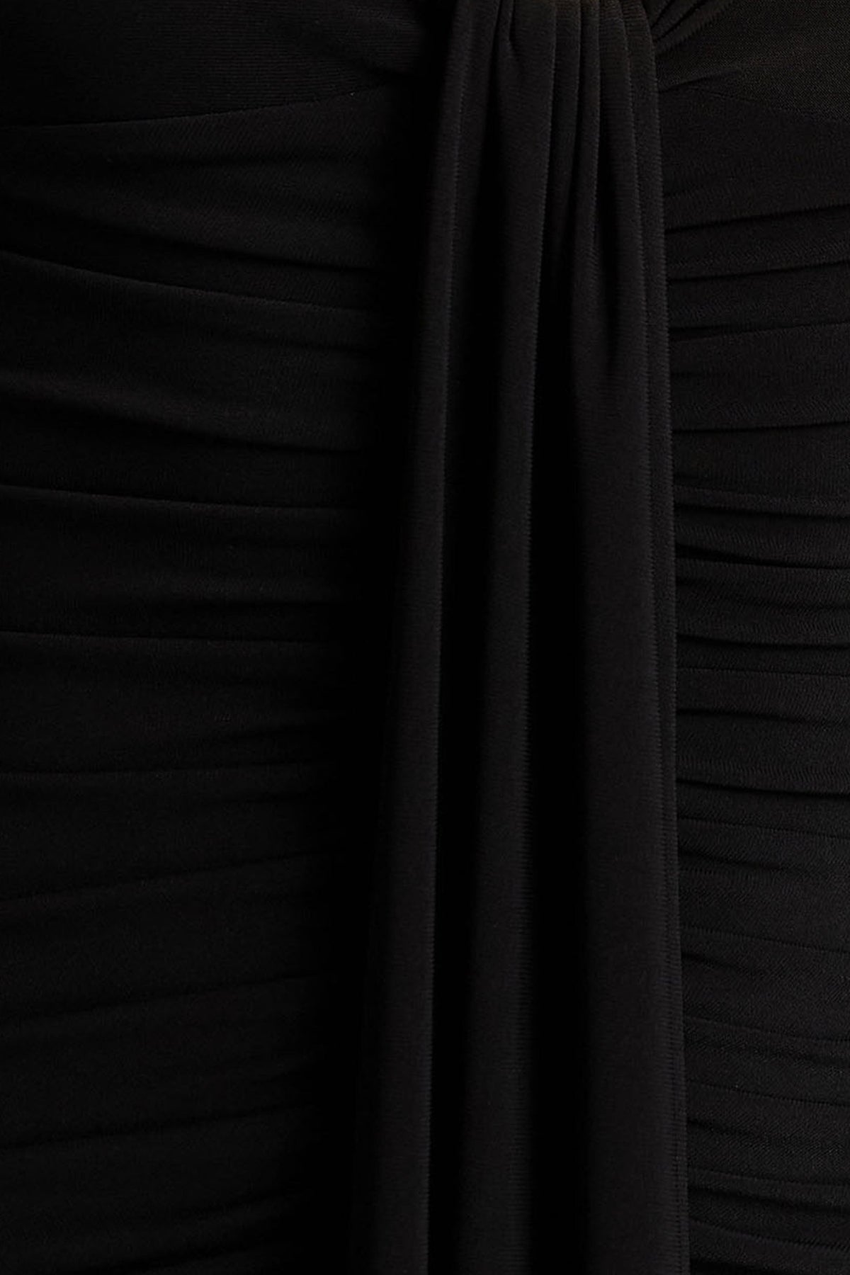 Ivara | Vestido Largo Negro con Escote Profundo, Detalles Fruncidos y Detalle de fajín