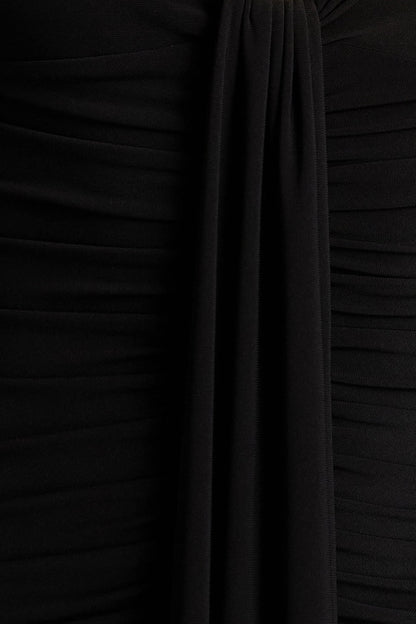 Ivara | Vestido Largo Negro con Escote Profundo, Detalles Fruncidos y Detalle de fajín