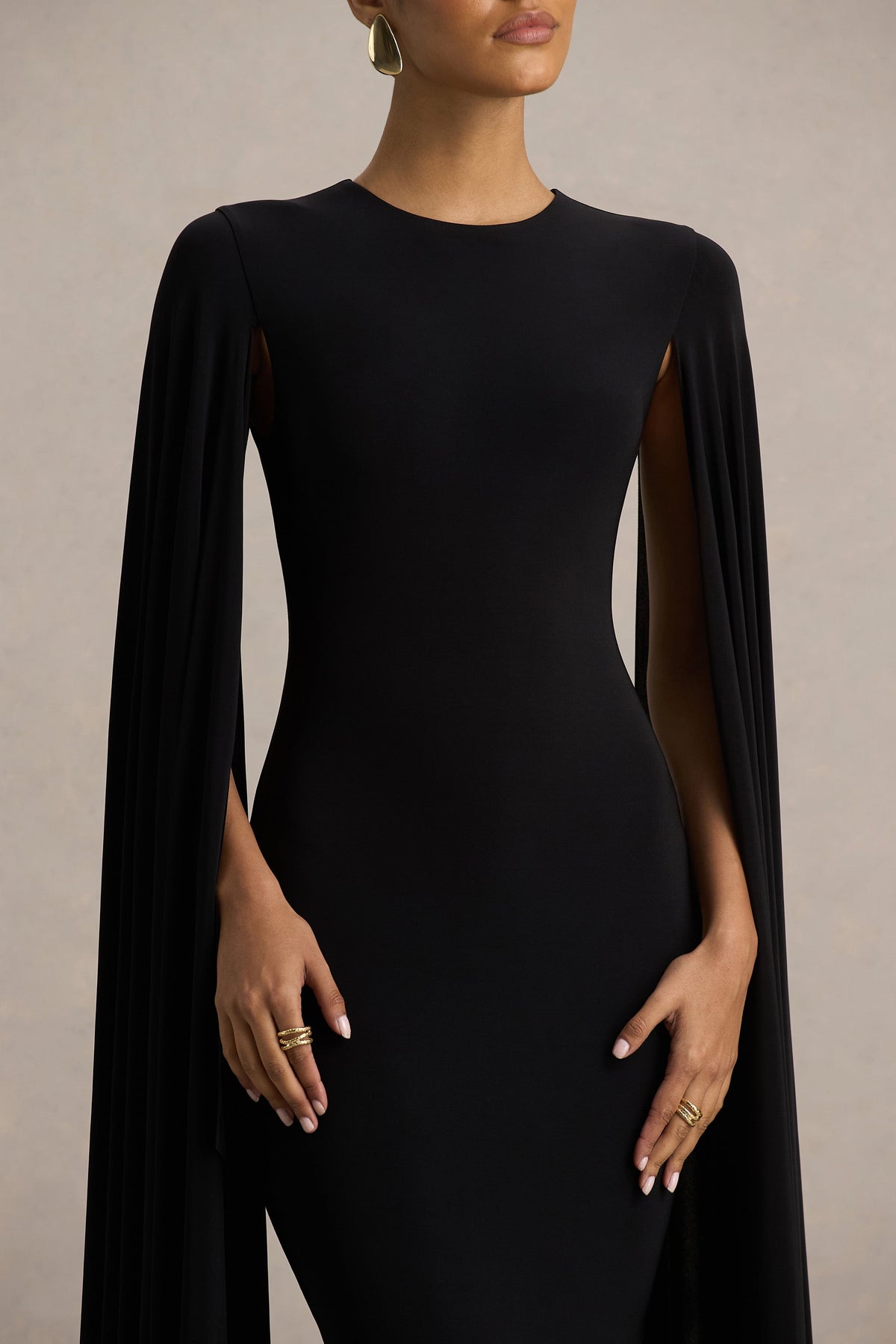 Briony | Vestido Largo Negro con Escote Alto y Mangas Capa