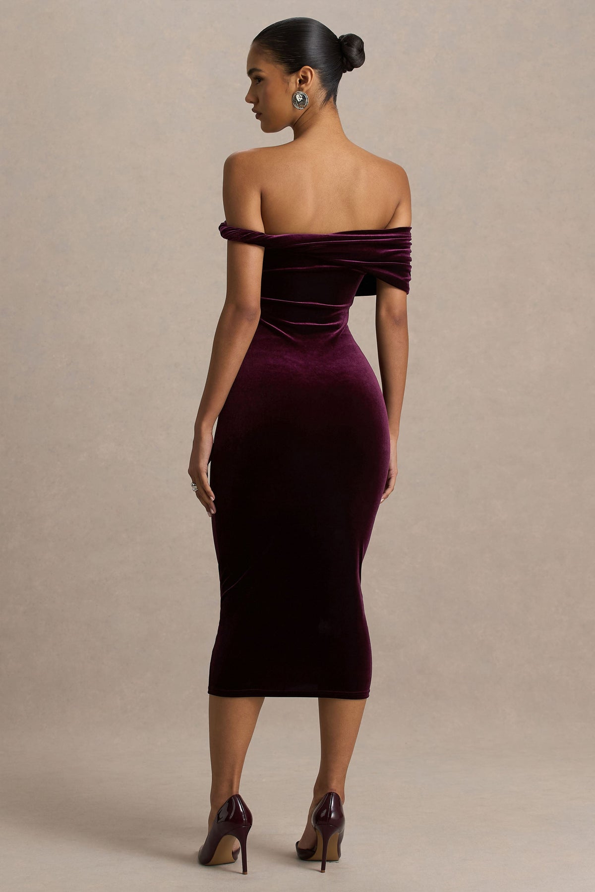 Billie | Vestido Midi de Terciopelo Burdeos con Escote Bardot y Manga Retorcida