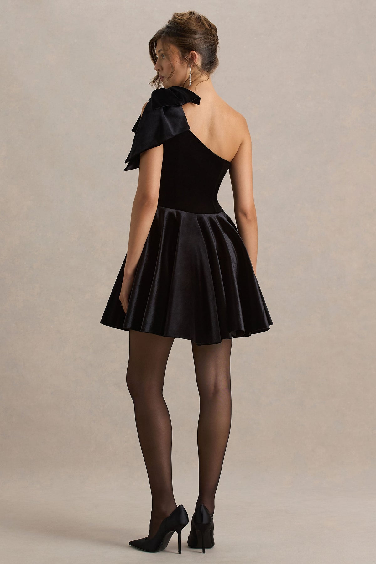 Keeley | Vestido Corto Negro de Terciopelo con Escote Asimétrico y Lazo