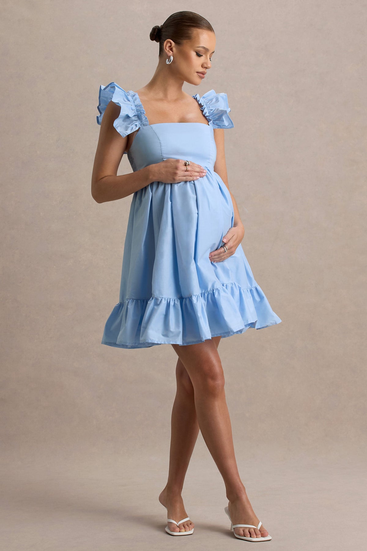 Dolly Daze | Vestido corto premamá en azul claro con detalle de volantes