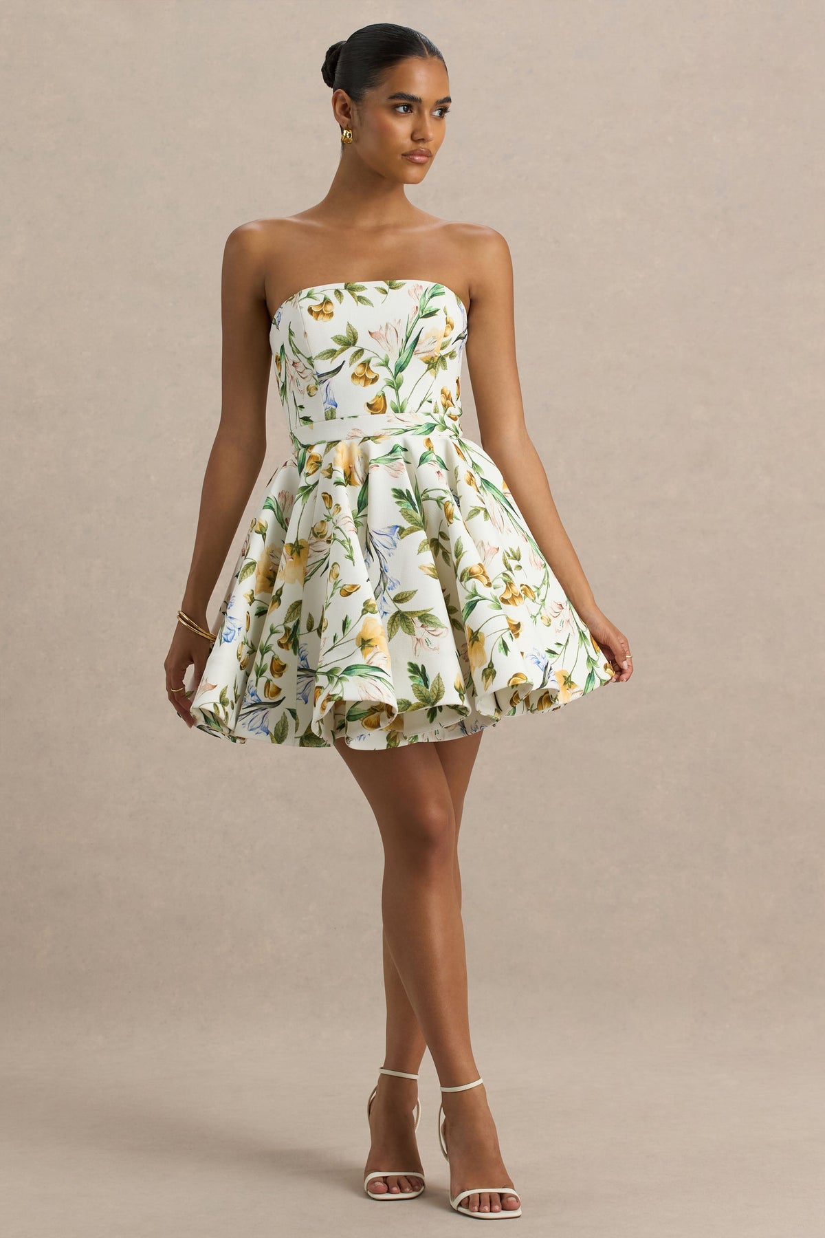 Valerian | Vestido corto Blanco con Estampado floral y Escote Bandeau con Bajo con Volantes
