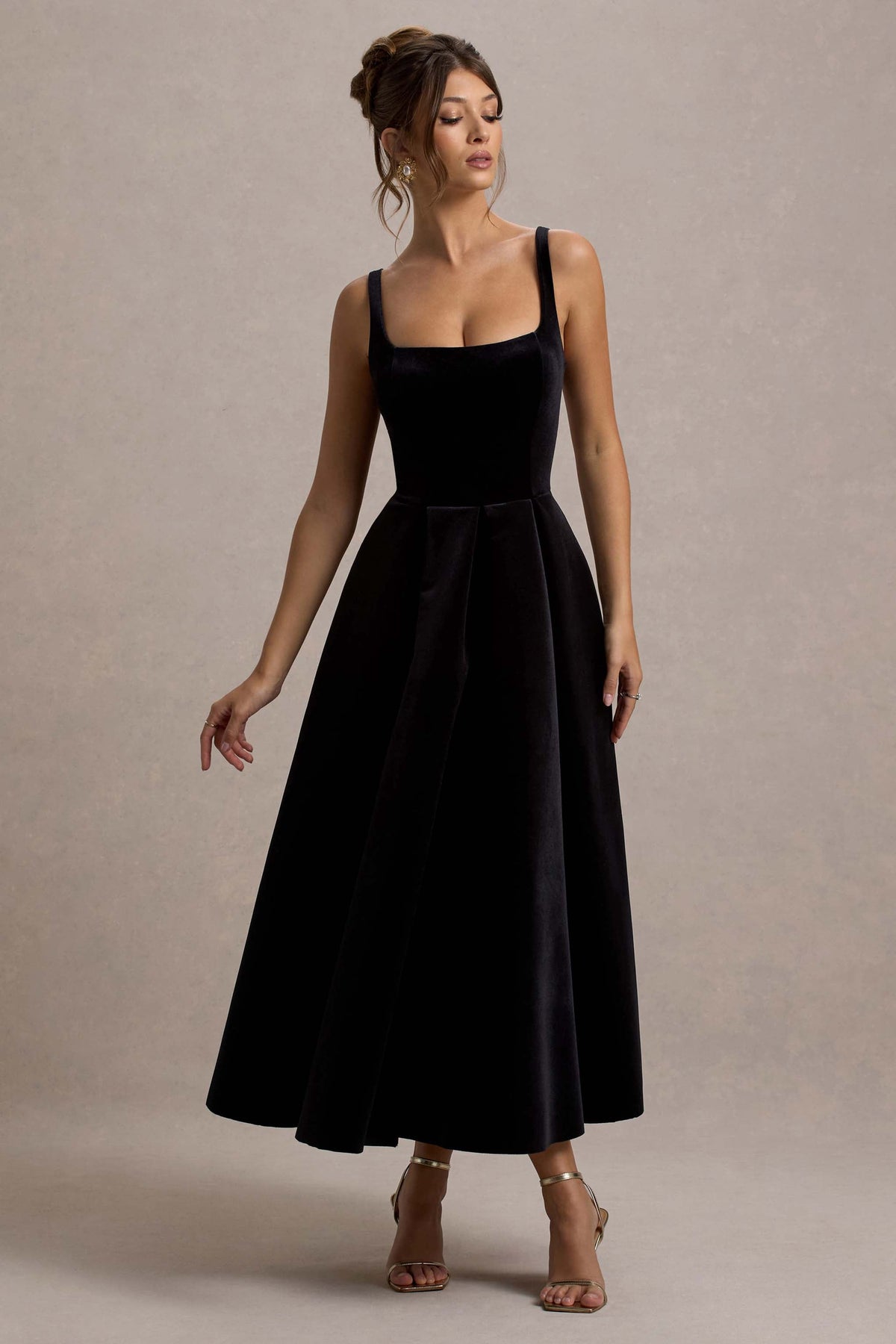 Francisca | Vestido Midi en terciopelo negro con falda plisada y volumen