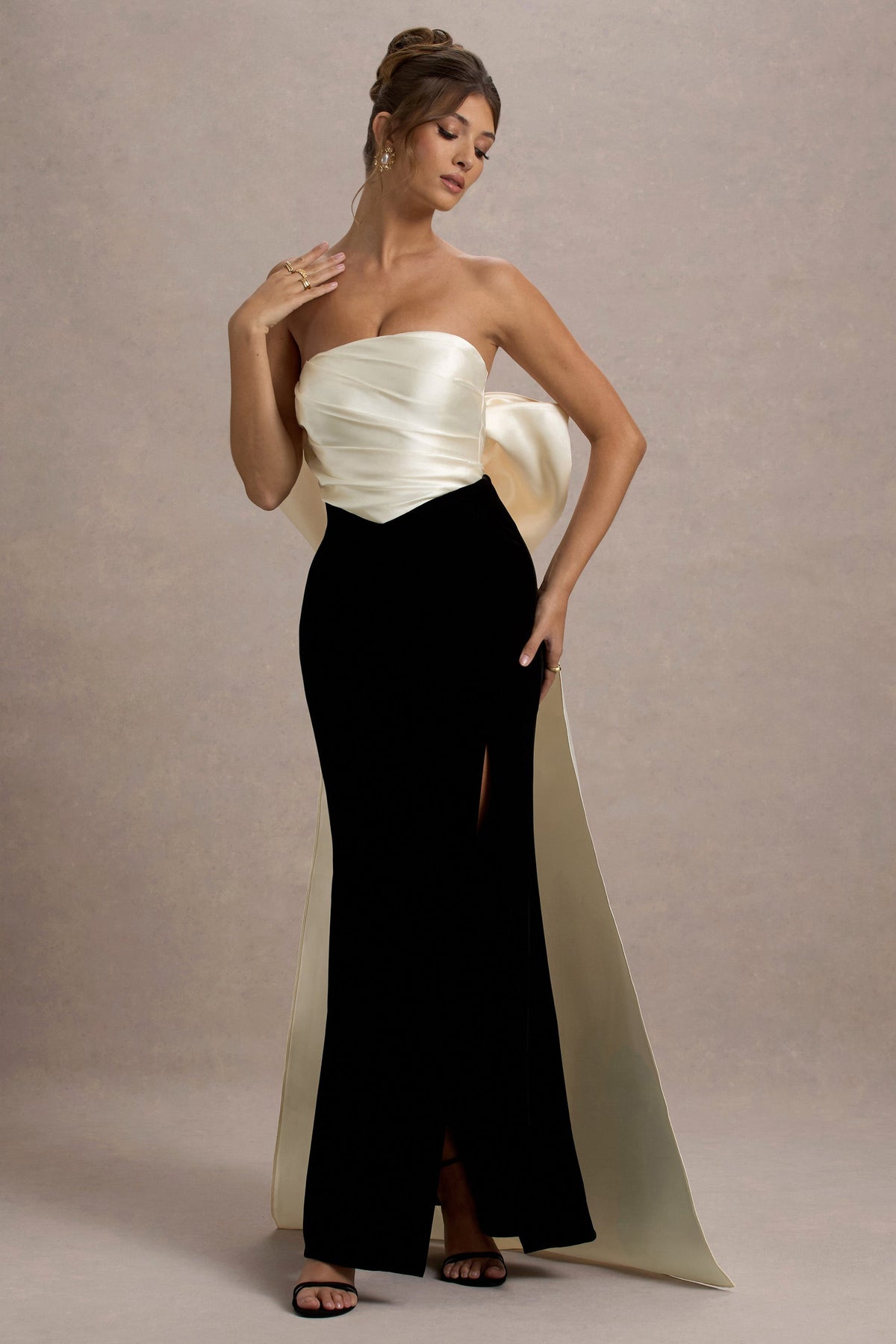Take A Bow | Vestido largo de terciopelo en negro y lazada en color crema