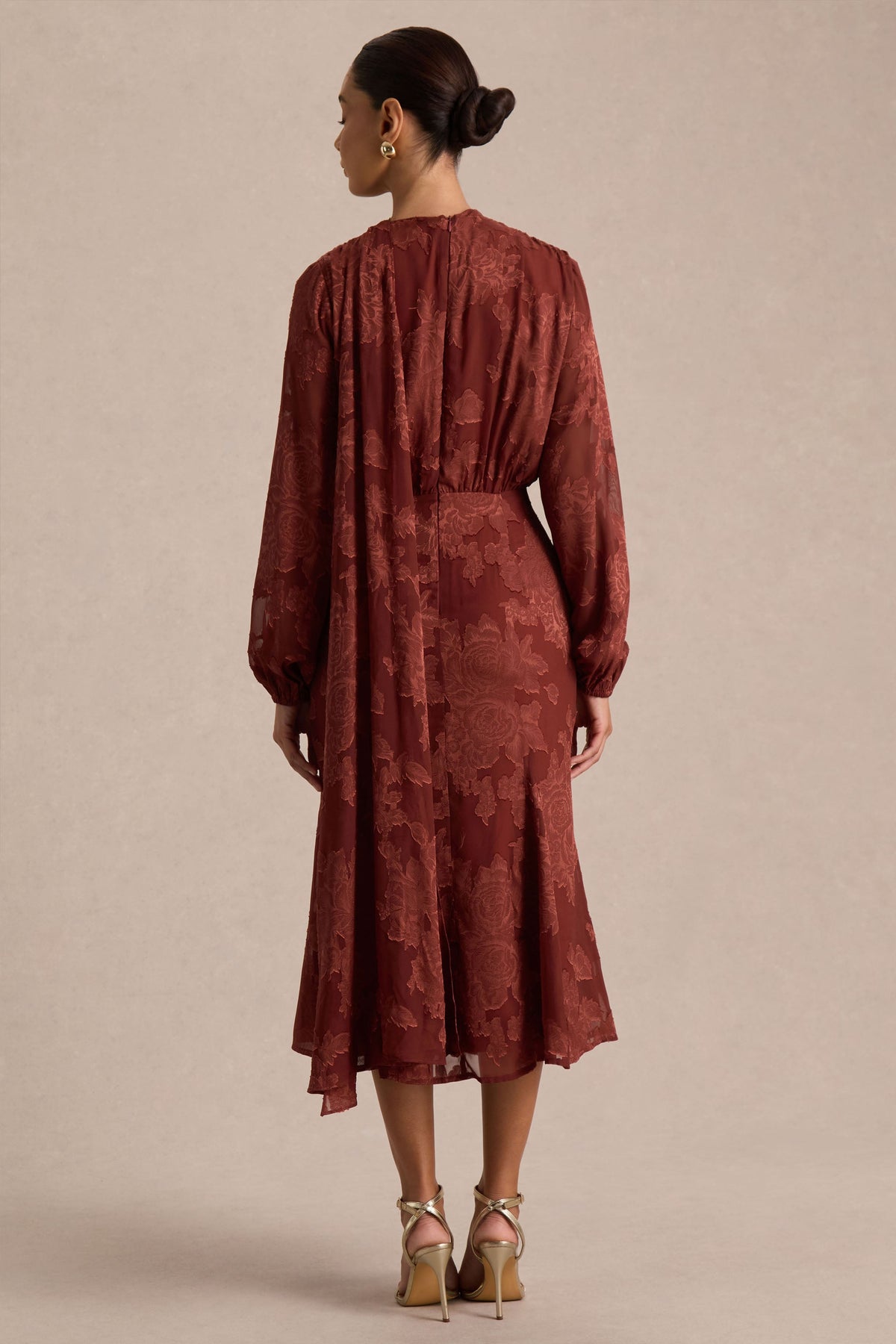 Sabina | Vestido midi devoré color óxido con escote pronunciado