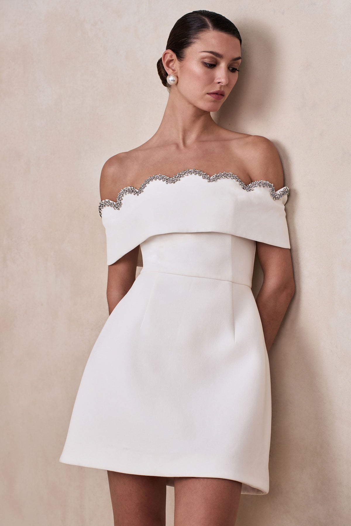 Norella | Vestido Corto Blanco de Escote Bardot Festoneado