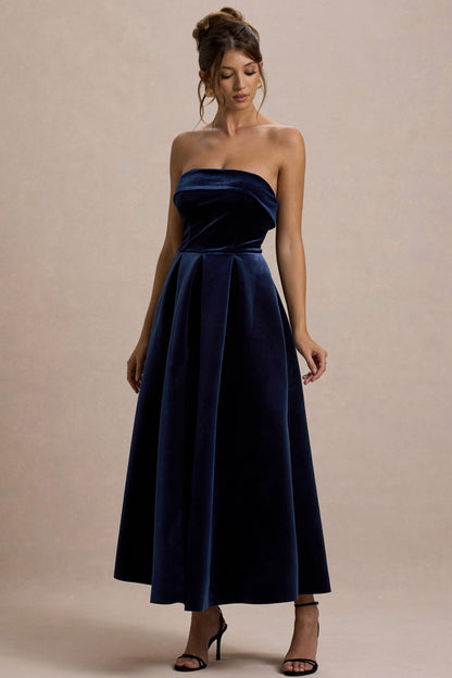 Addina | Vestido largo de terciopelo en azul marino con falda plisada