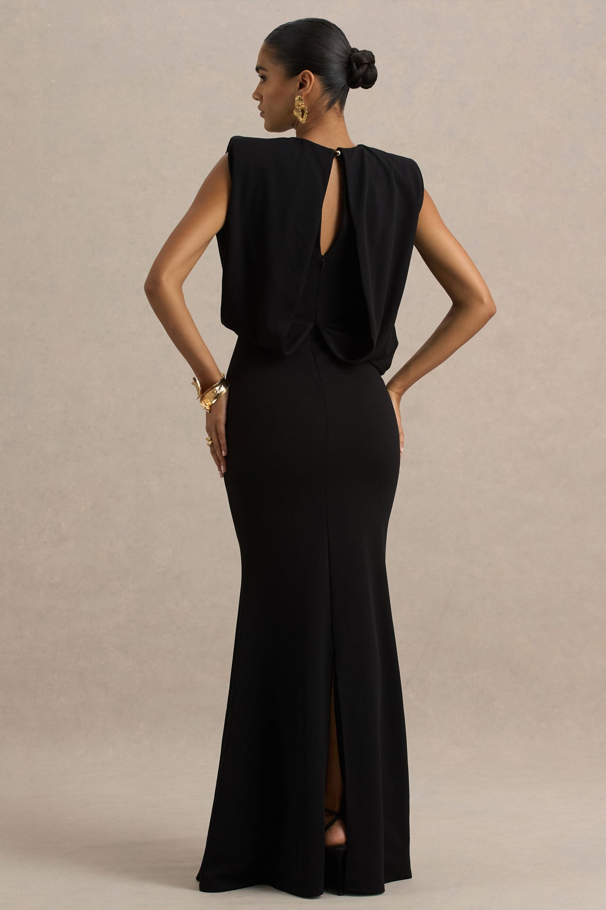 Meave | Vestido largo negro con escote barco y detalle drapeado