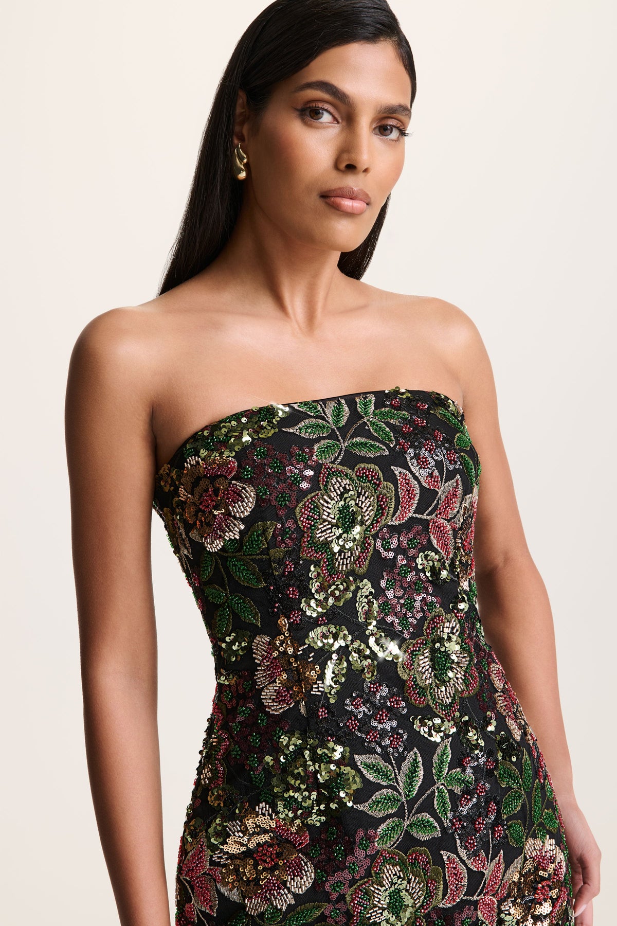Cora | Vestido Largo Bandeau de Malla y Lentejuelas con Capa en la Espalda