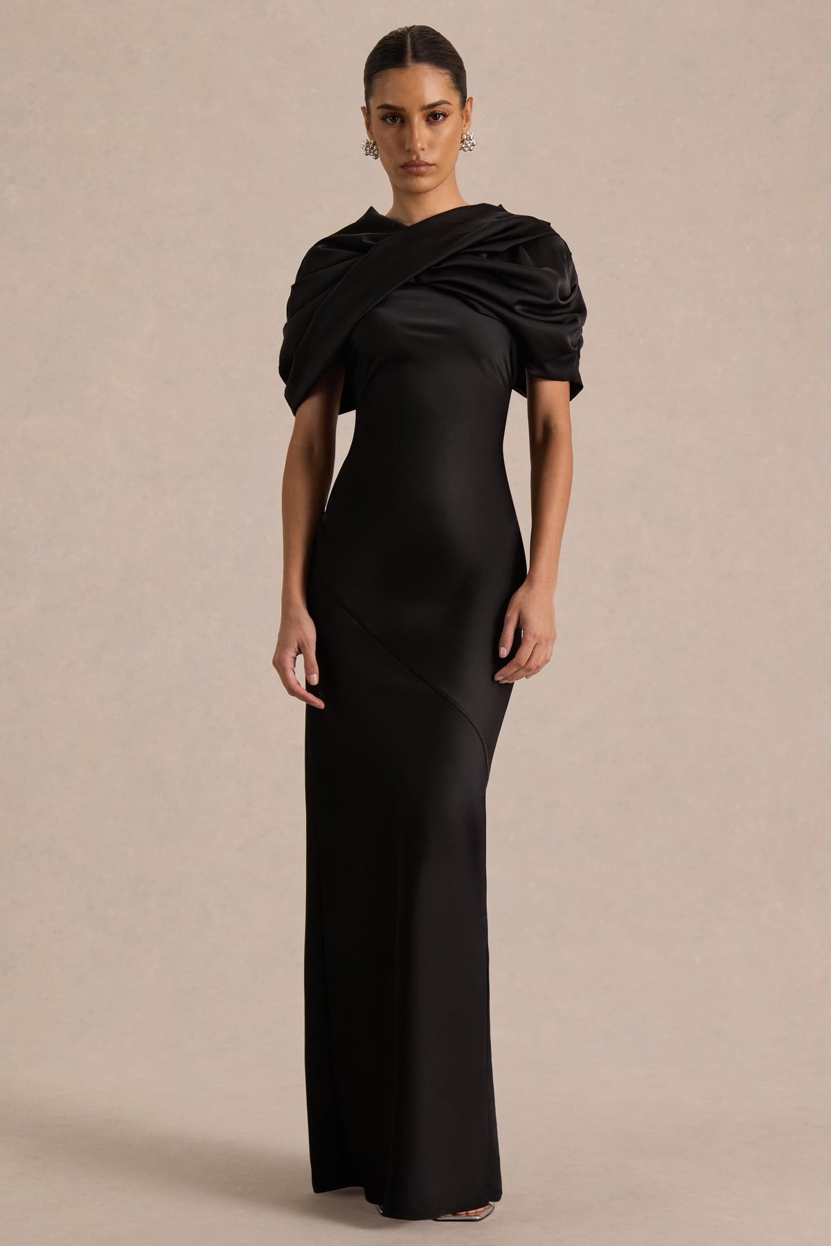 Yoli | Vestido Largo Negro de Satén con Capa Retorcida Removible