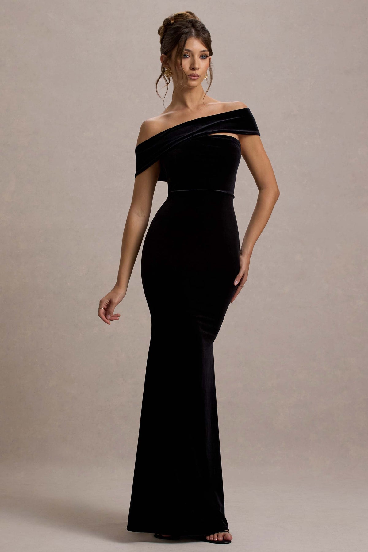 Candela | Vestido largo de Terciopelo negro con Escote Bardot Asimétrico