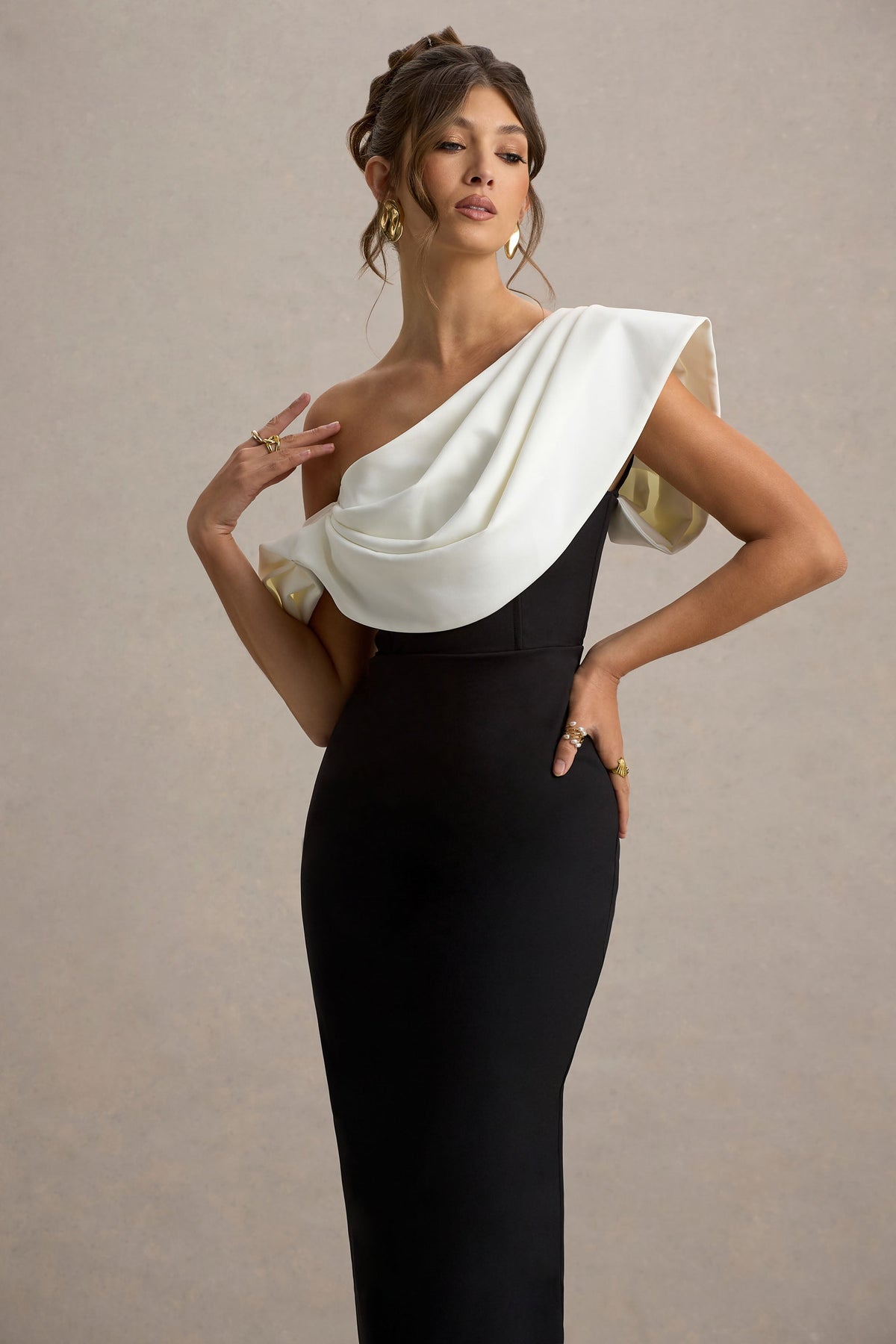 Angelina | Vestido largo negro y escote asimétrico con detalle drapeado en blanco