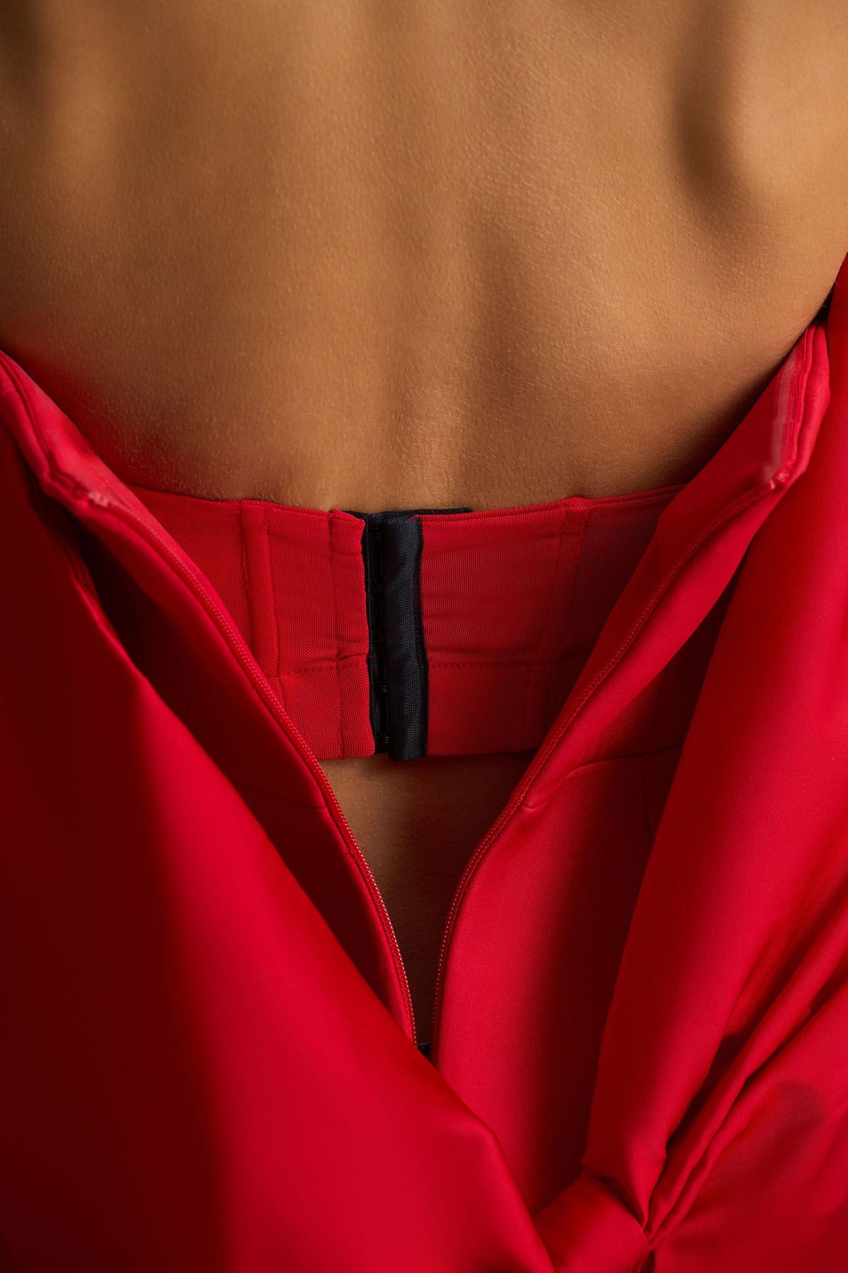 Tindra | Vestido Corto Rojo con Escote Bandeau y Mangas de Lazo