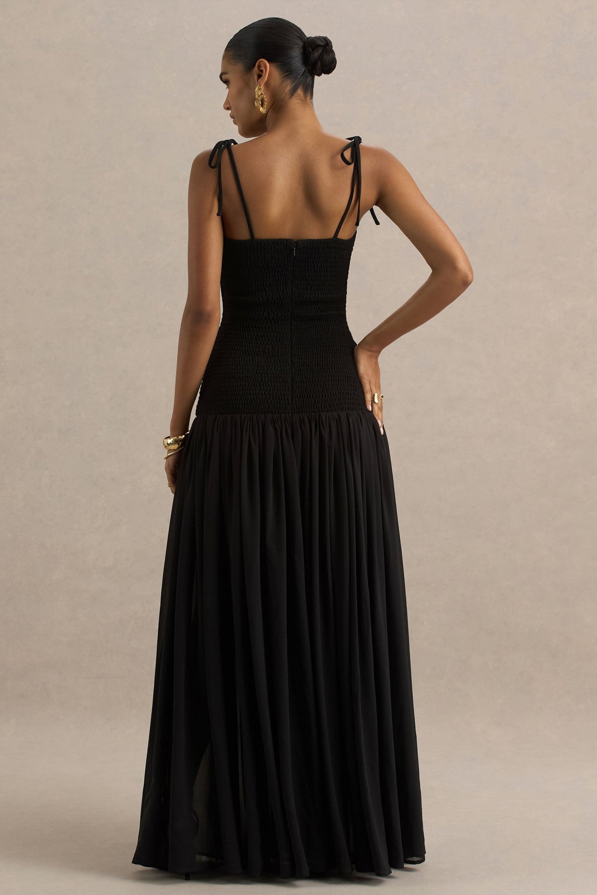 Maeva | Vestido largo negro con escote cuadrado y cuerpo fruncido