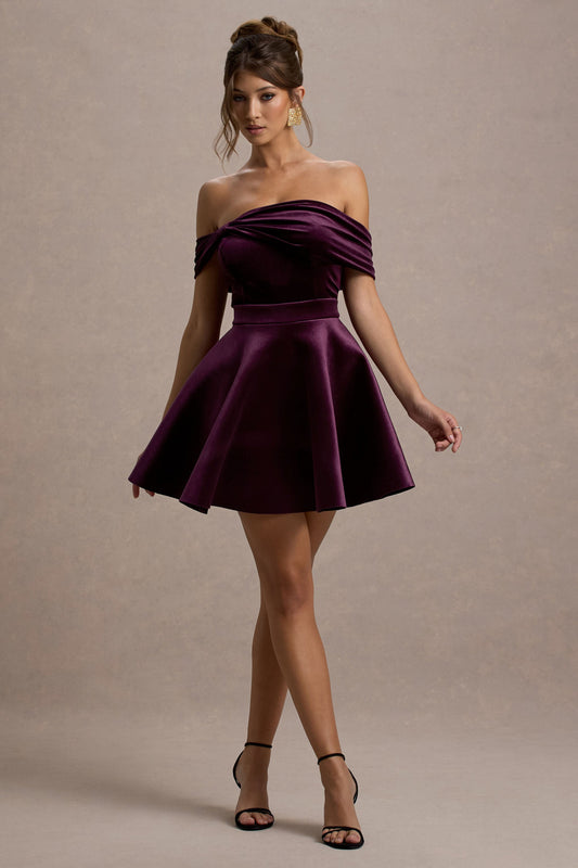 Dede | Vestido corto de terciopelo con escote bardot en color burdeos oscuro